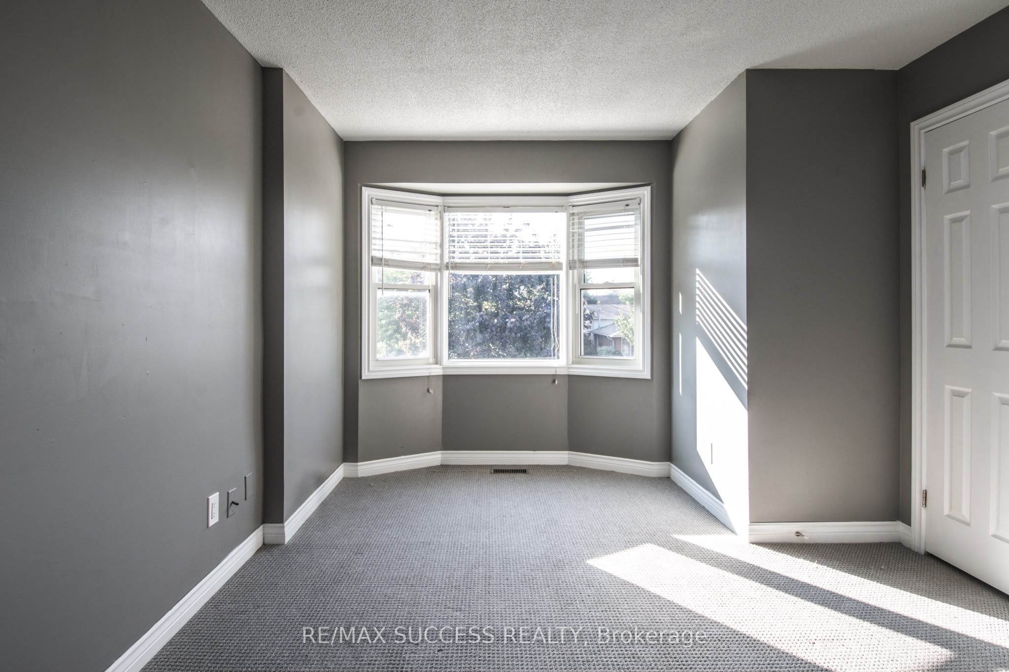 26 Tomahawk Dr, Main, Drive, Grimsby, ON L3M 5G4 photo 2