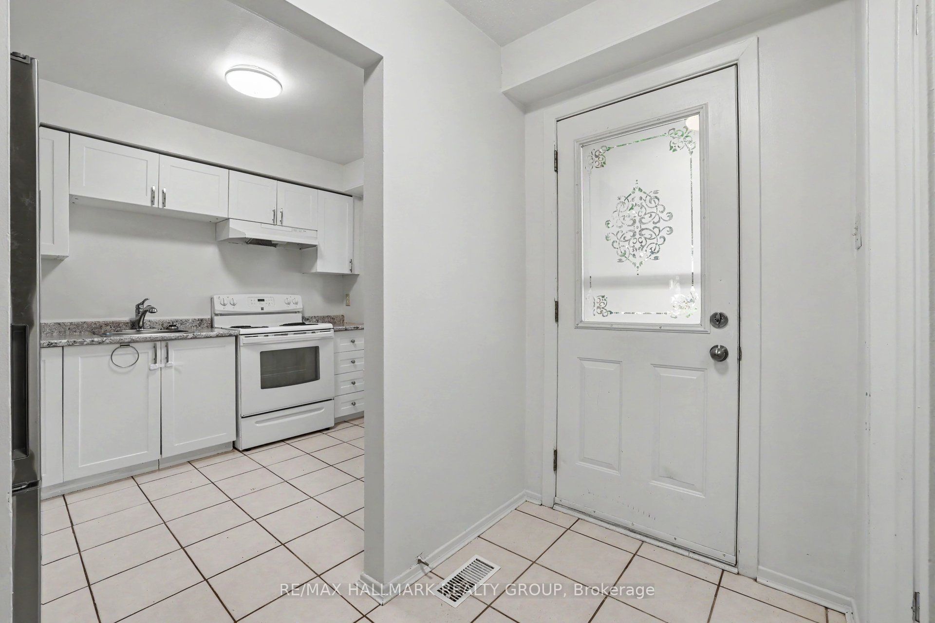 32A Sonnet Crescent 18, Bells Corners and South to Fallowfield, ON K2H 8W7 photo 2