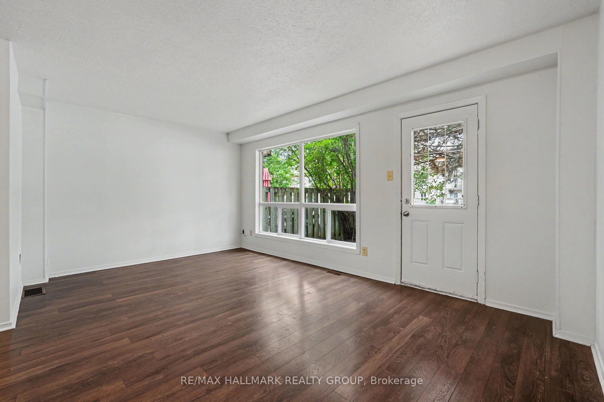 32A Sonnet Crescent 18, Bells Corners and South to Fallowfield, ON K2H 8W7 photo 3