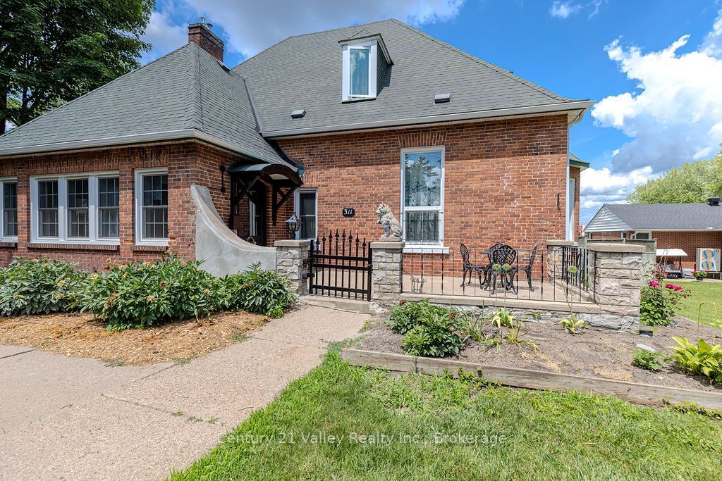 311 Supple Street, Pembroke, ON K8A 3H3 photo 2