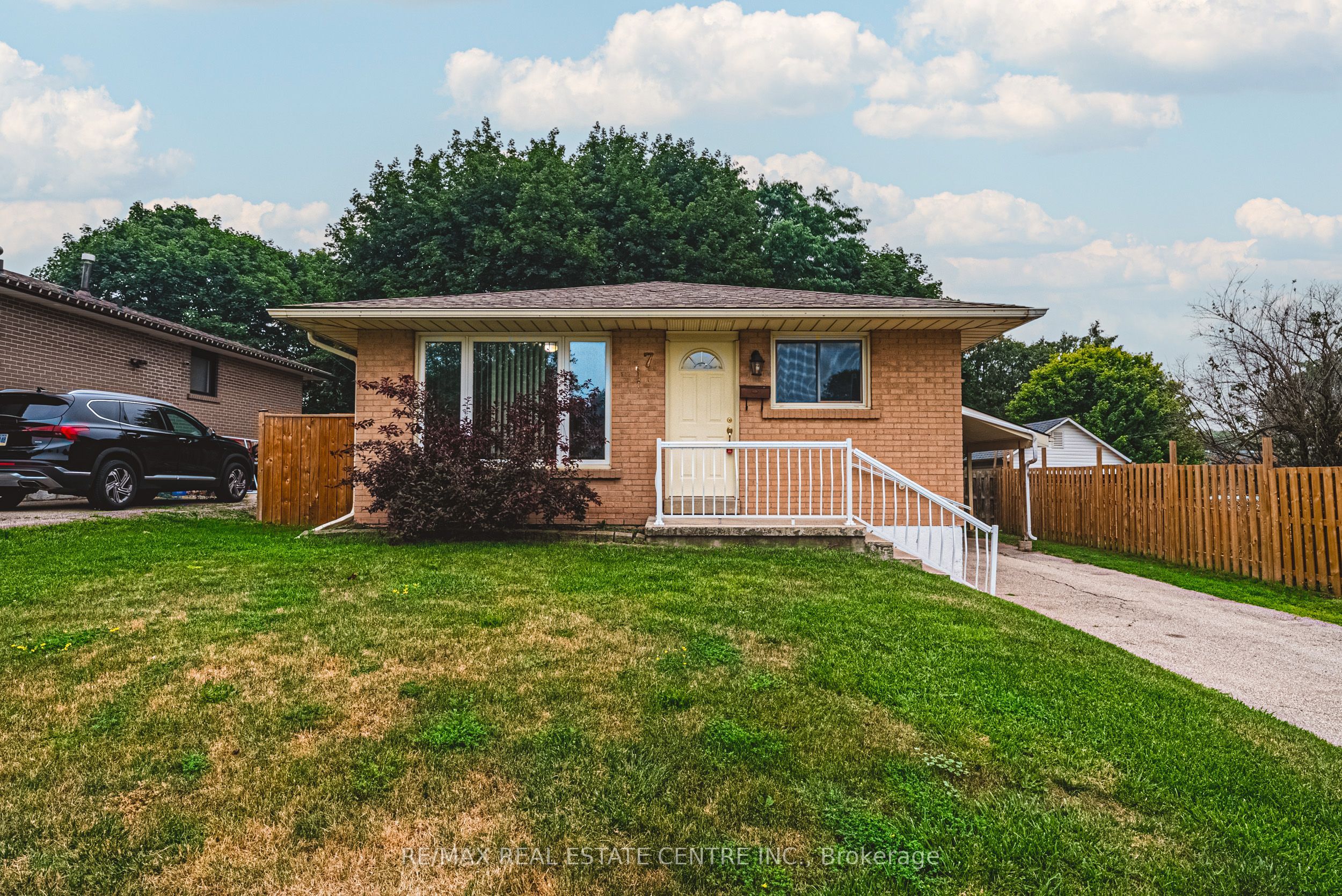 7 Chapman Court, Cambridge, ON N3C 2X1
