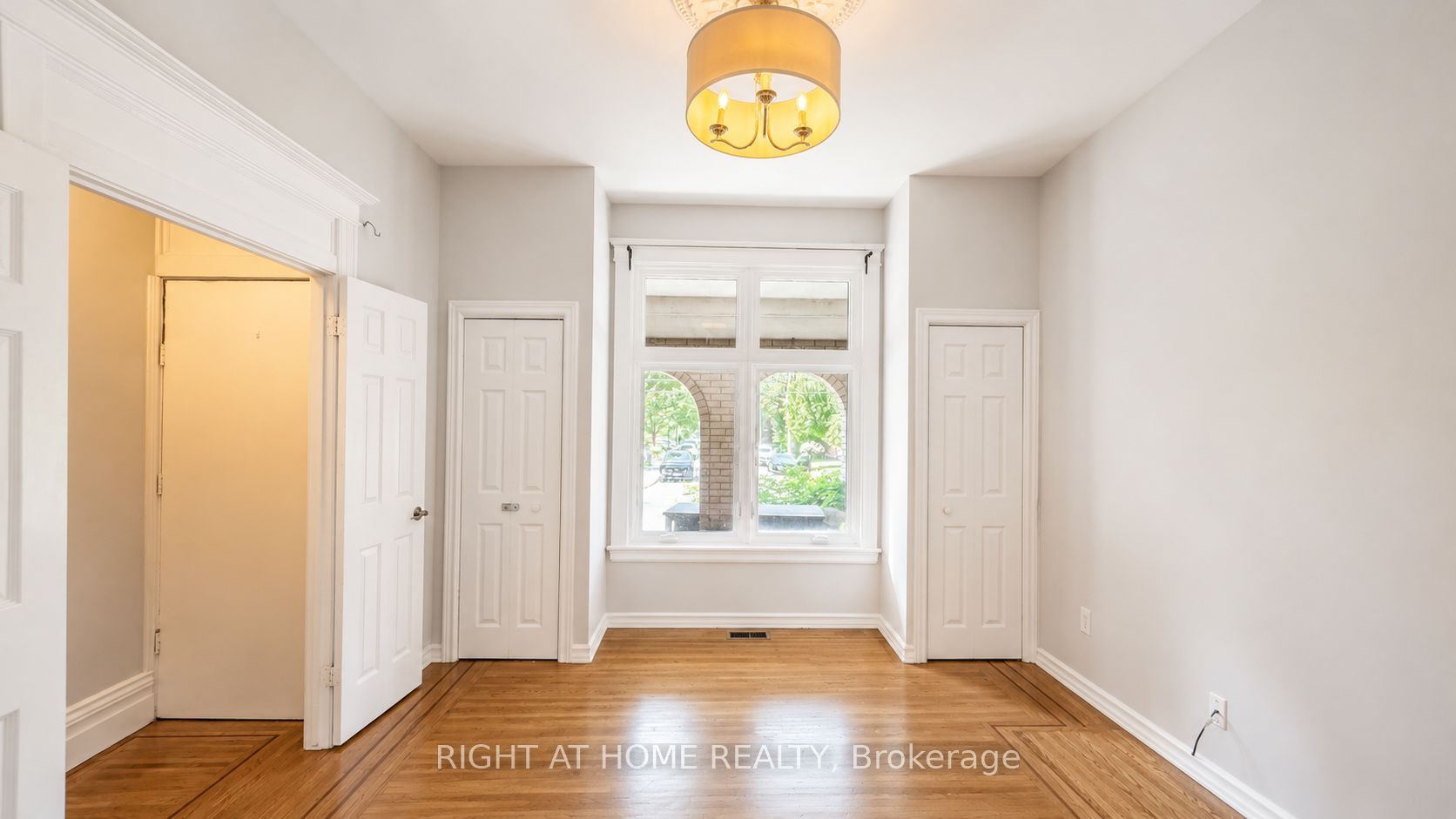 317 Queen Street S, Hamilton, ON L8P 3T6 photo 4