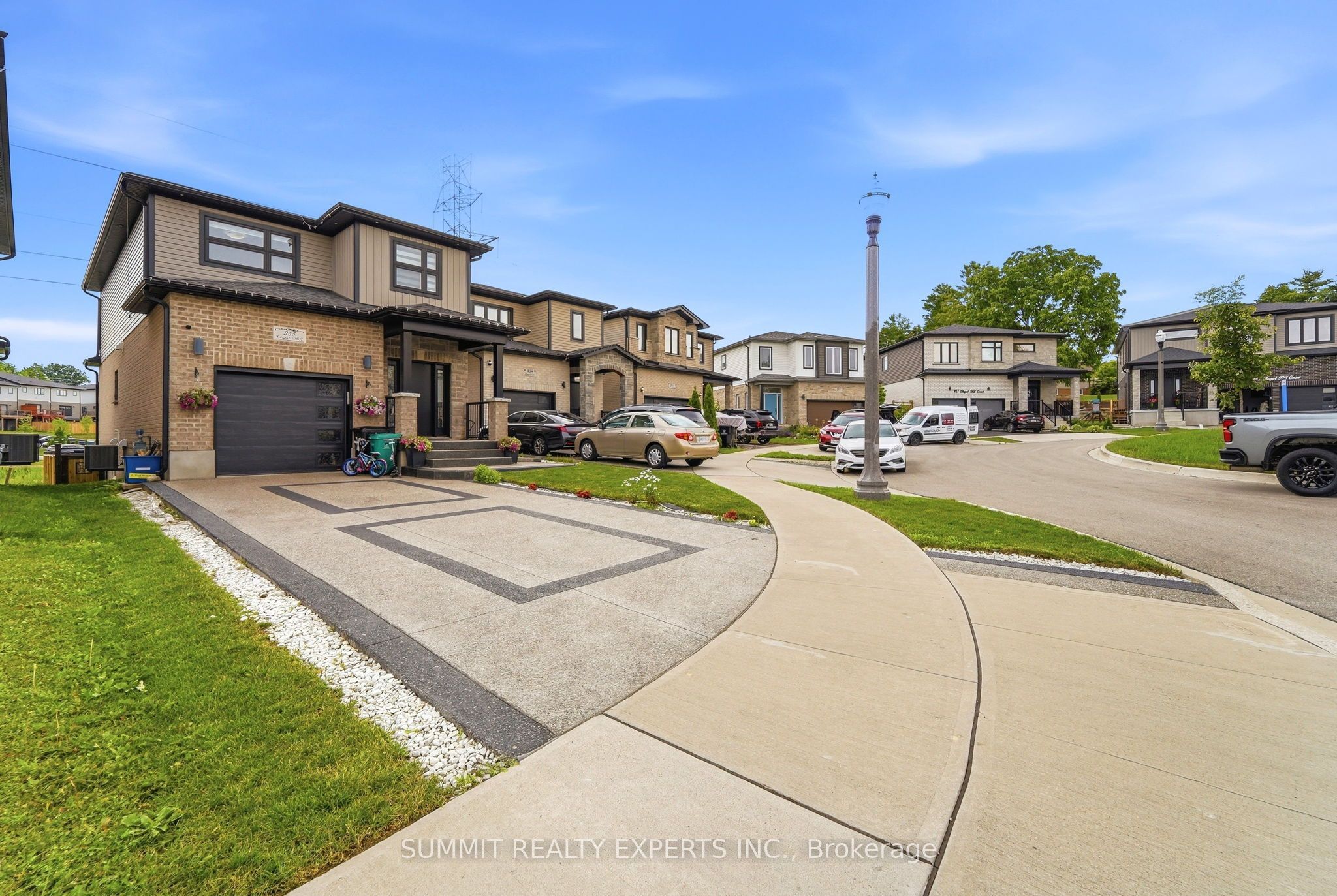 935 Chapel Hill Court, Kitchener, ON N2R 0P4 photo 2