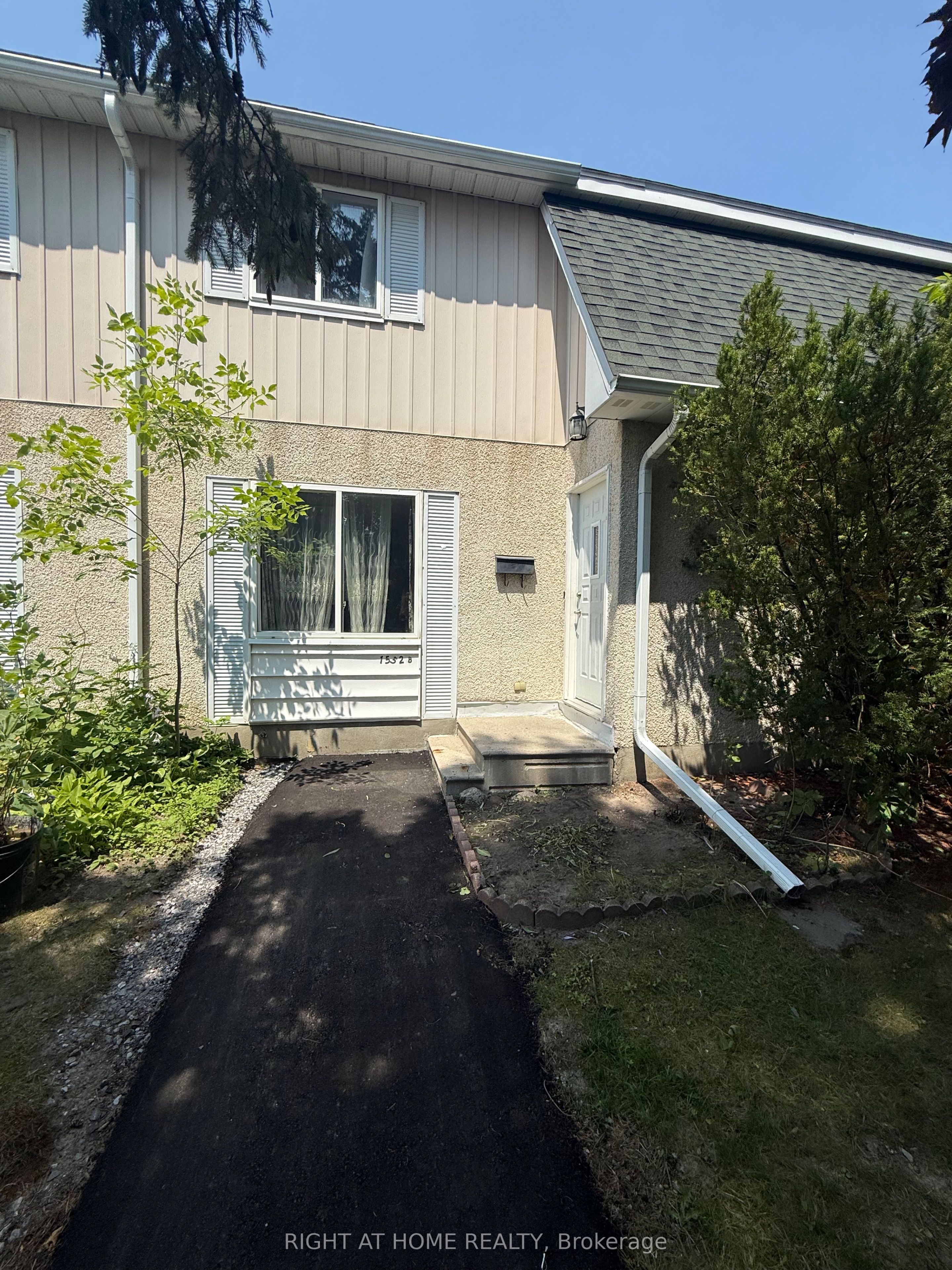 1552 Beaverpond Drive B, Cyrville - Carson Grove - Pineview, ON K1B 3R9 photo 2