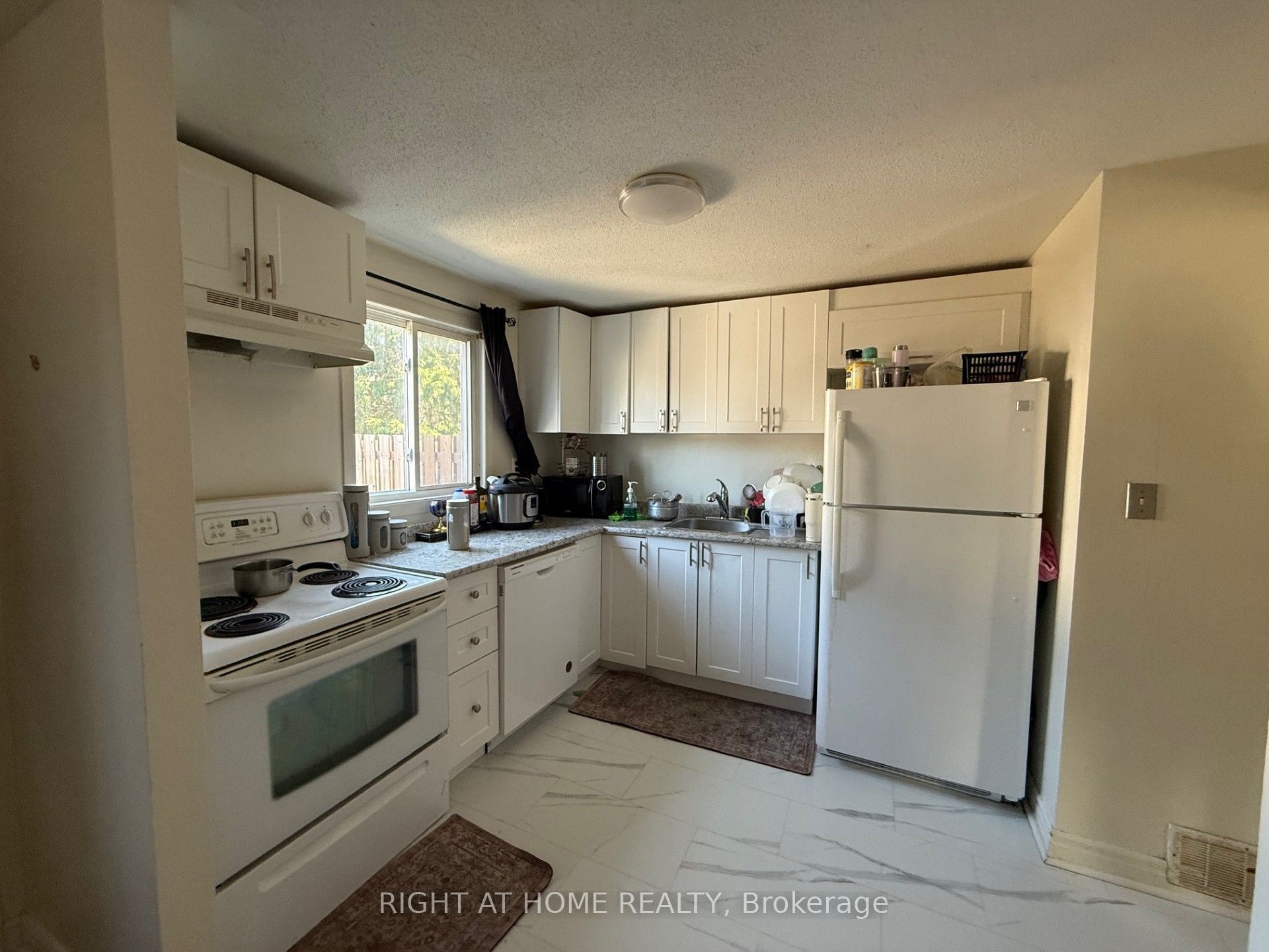 1552 Beaverpond Drive B, Cyrville - Carson Grove - Pineview, ON K1B 3R9 photo 4