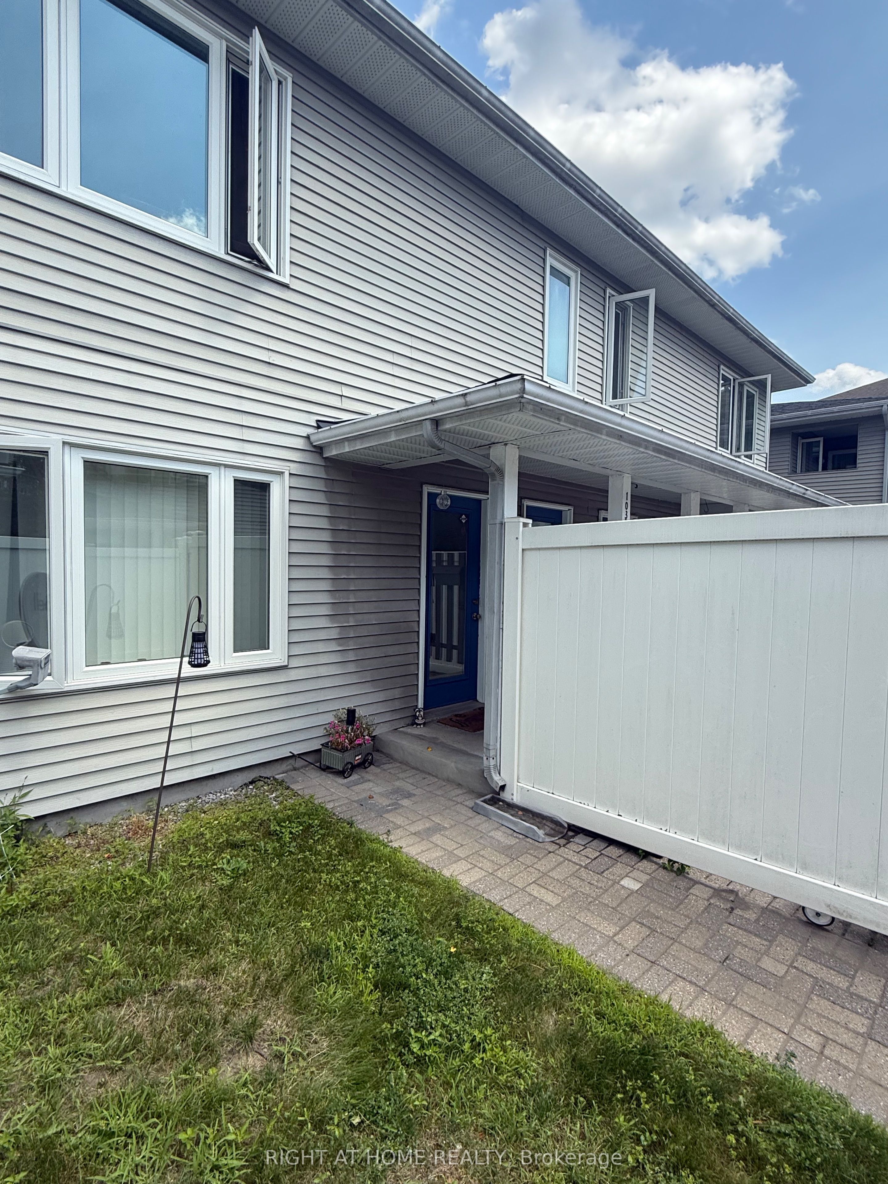 1035 Cummings Avenue E, Cyrville - Carson Grove - Pineview, ON K1J 9K5 photo 4