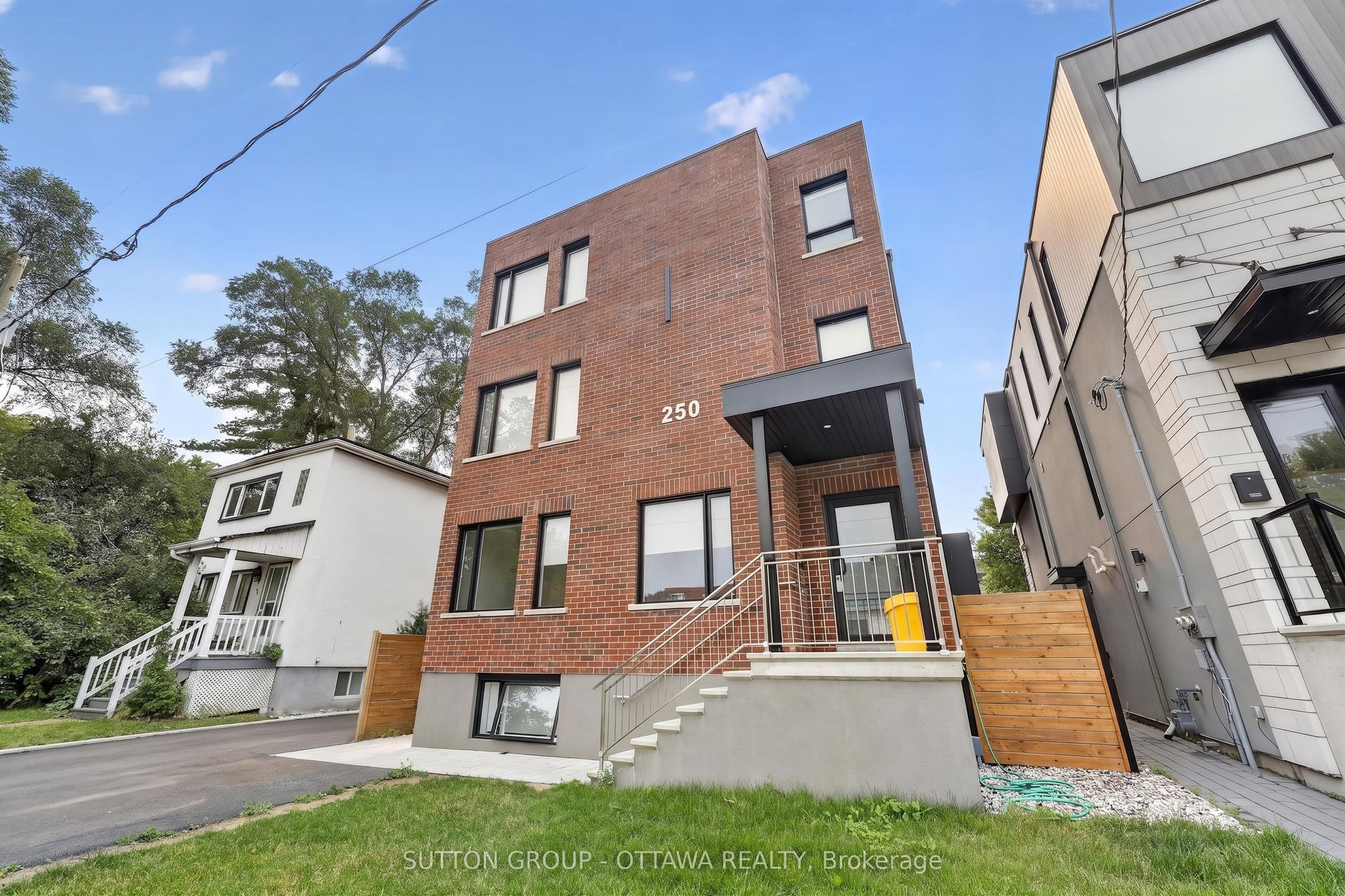 250 Ferland Street 5, Vanier and Kingsview Park, ON K1L 7T6 photo 2