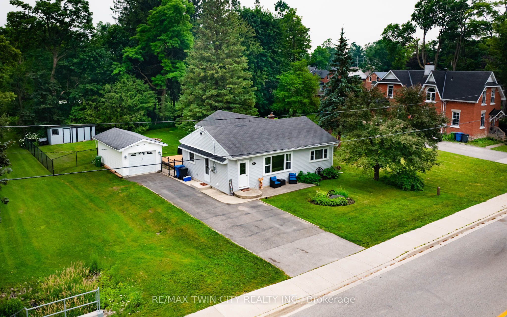 251 Main Street E, Southgate, ON N0C 1B0 photo 2