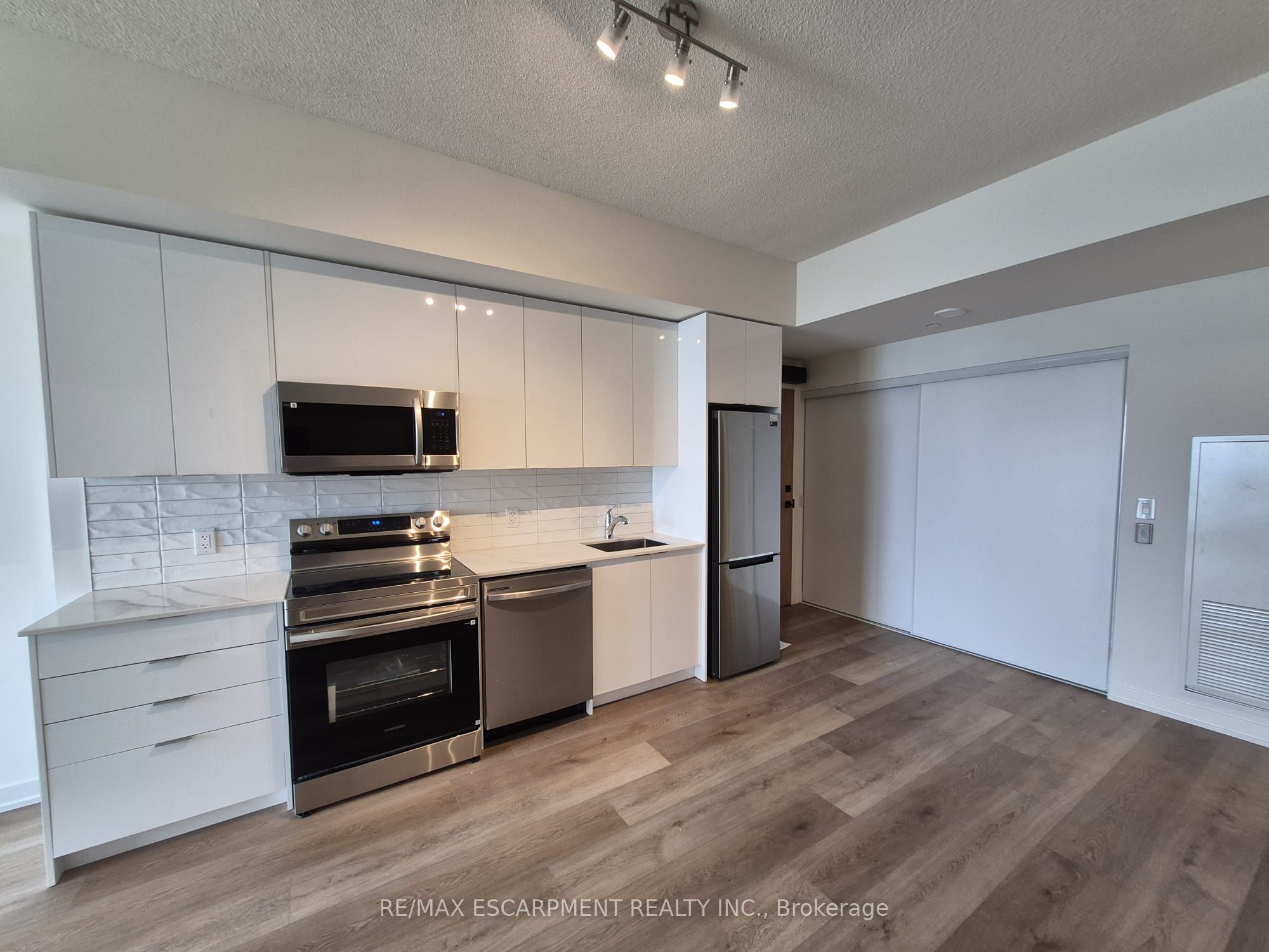 33 Erie Avenue 1603, Brantford, ON N3S 0K7 photo 2