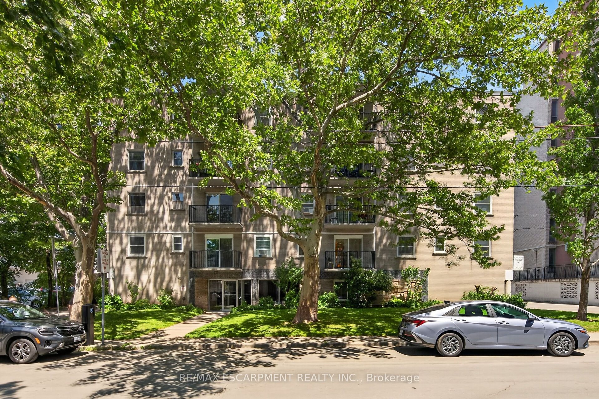 40 Robinson Street 209, Hamilton, ON L8P 1Y9 photo 2