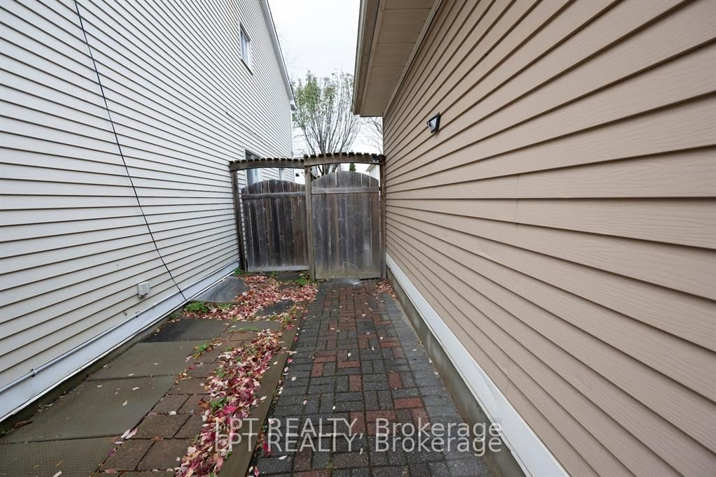 27 Rockcress Gardens, South of Baseline to Knoxdale, ON K2G 5A6 photo 2