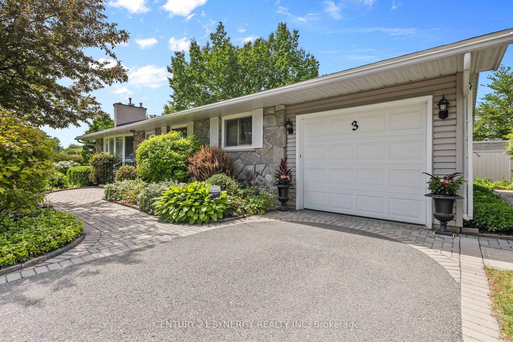 3 Auburn Street, Bells Corners and South to Fallowfield, ON K2H 6L7 photo 2
