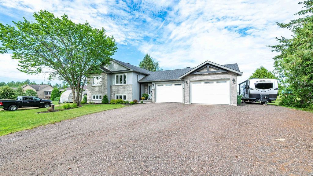 28 Carol Street, Laurentian Valley, ON K8A 6W6