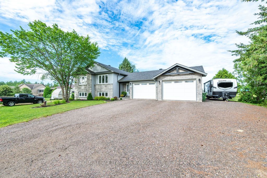 28 Carol Street, Laurentian Valley, ON K8A 6W6 photo 2