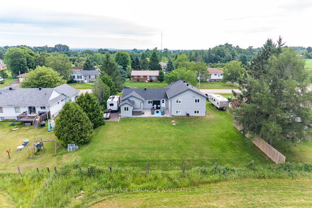 28 Carol Street, Laurentian Valley, ON K8A 6W6 photo 3