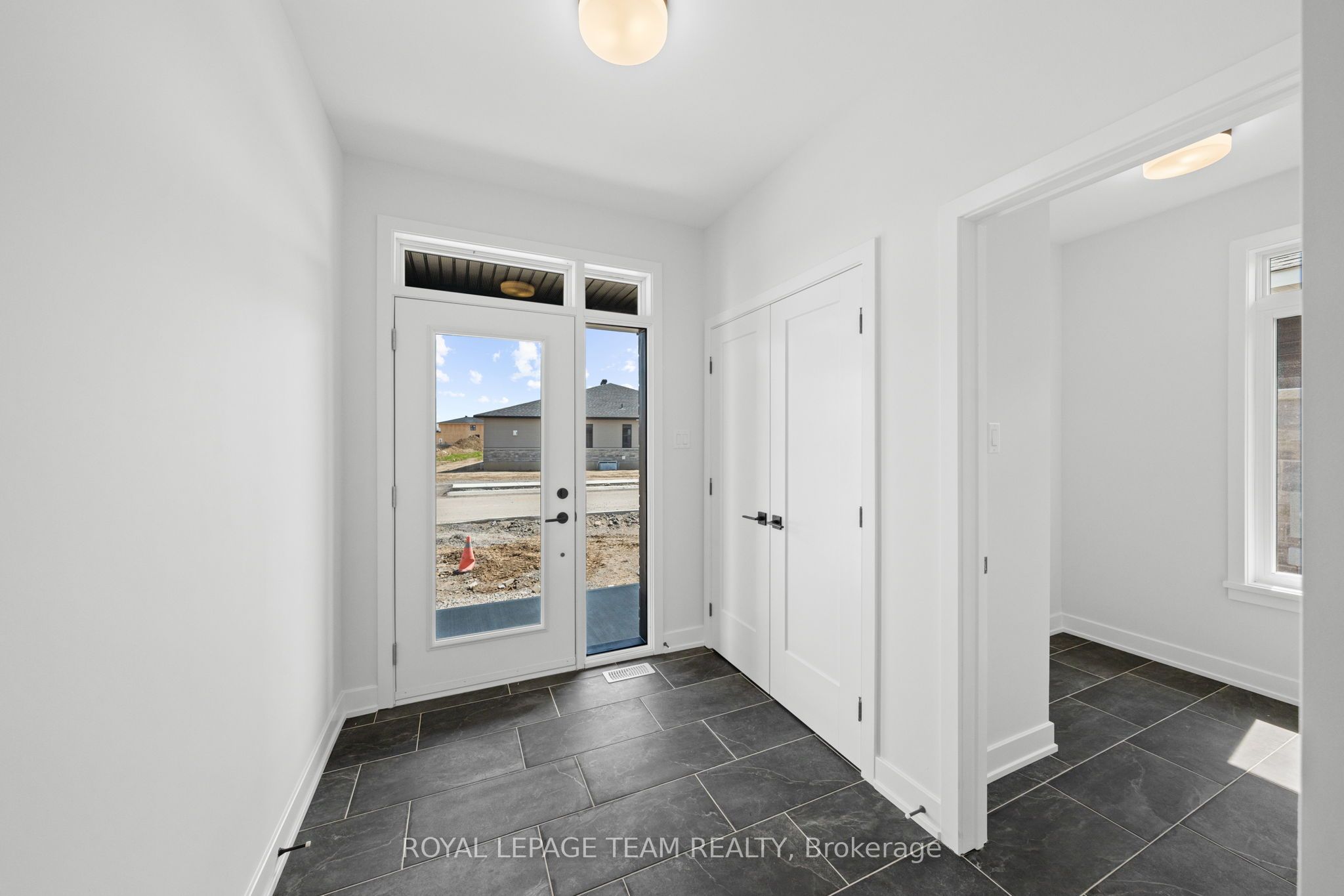 1094 Moore Street, Brockville, ON K6V 0H2 photo 5