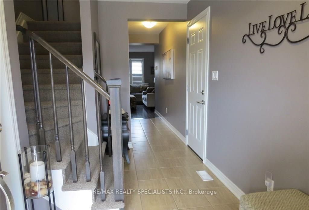 101 Roselawn Crescent, Welland, ON L3C 0C4 photo 2