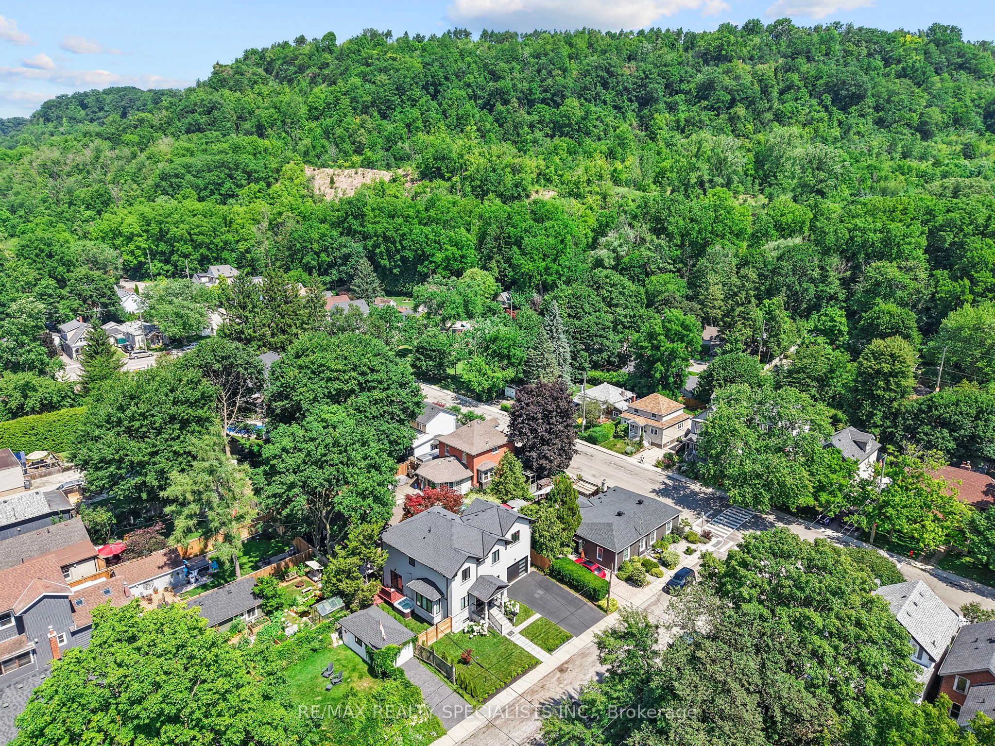 24 Peel Street N, Hamilton, ON L9H 2Z9