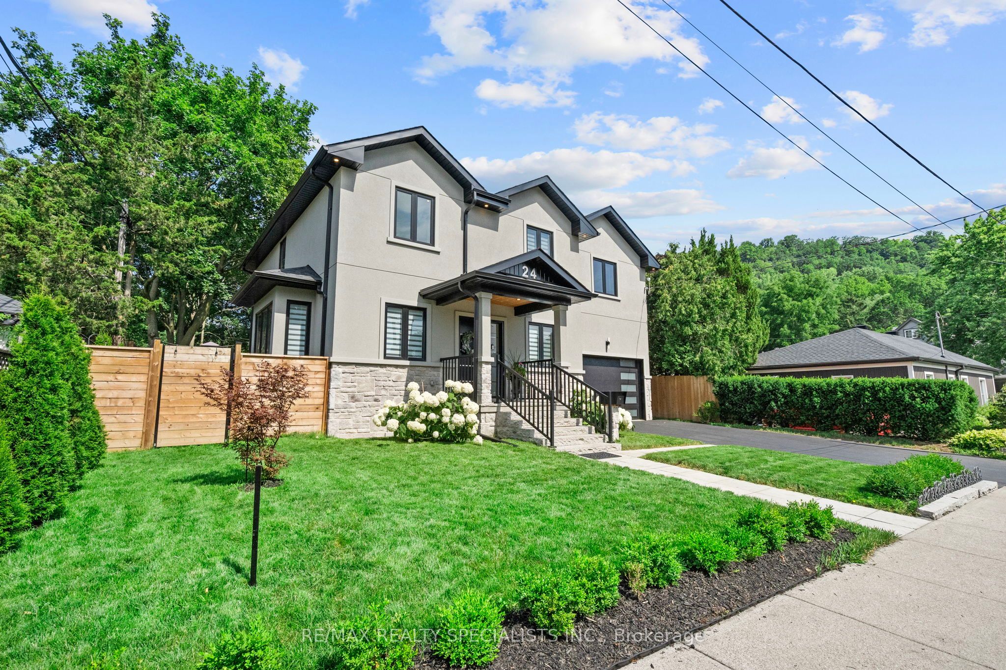24 Peel Street N, Hamilton, ON L9H 2Z9 photo 2