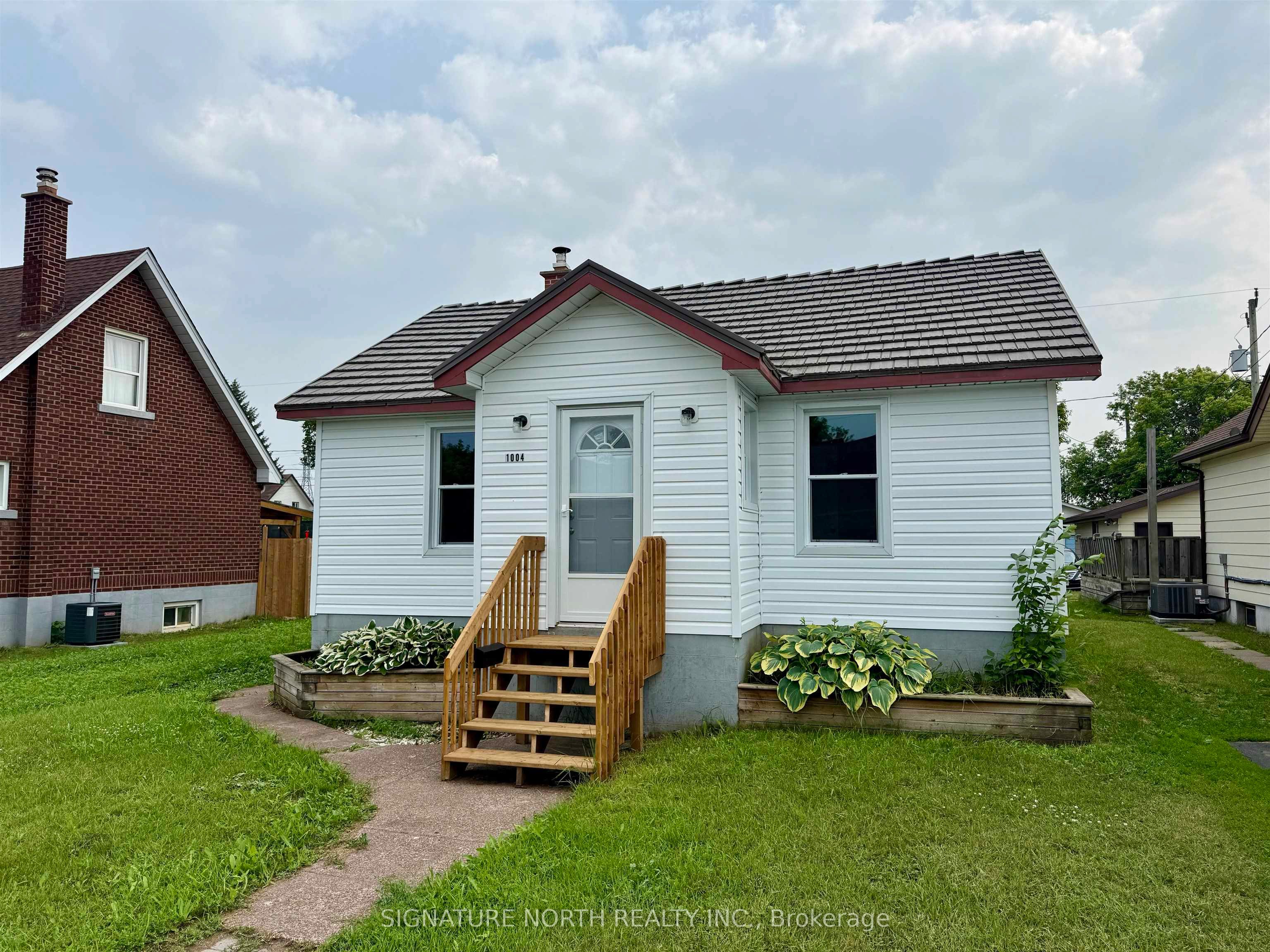 1004 Gore Street W, Thunder Bay, ON P7E 3T1 photo 2