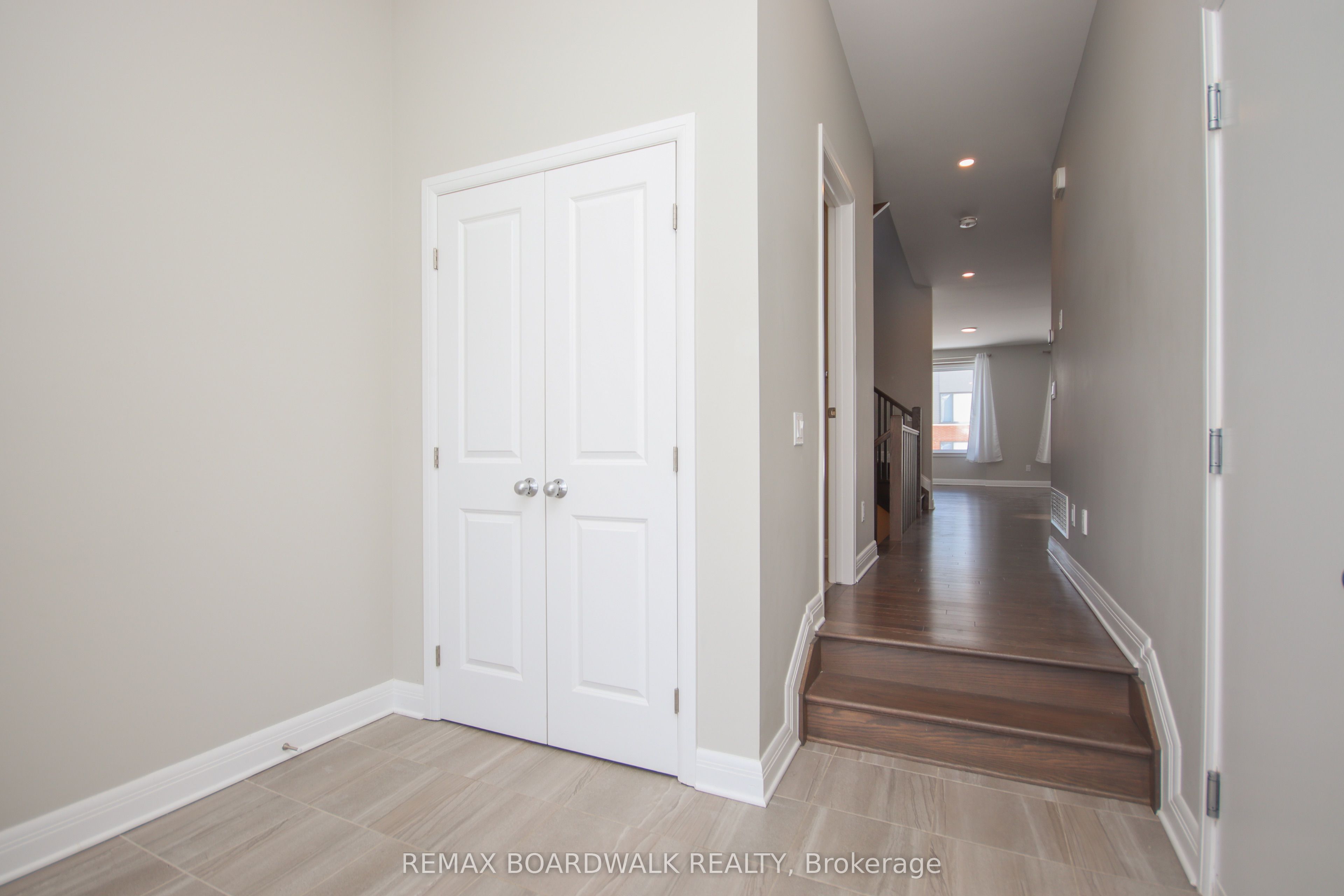74 Michael Stoqua Street, Manor Park - Cardinal Glen and Area, ON K1K 5A2 photo 3
