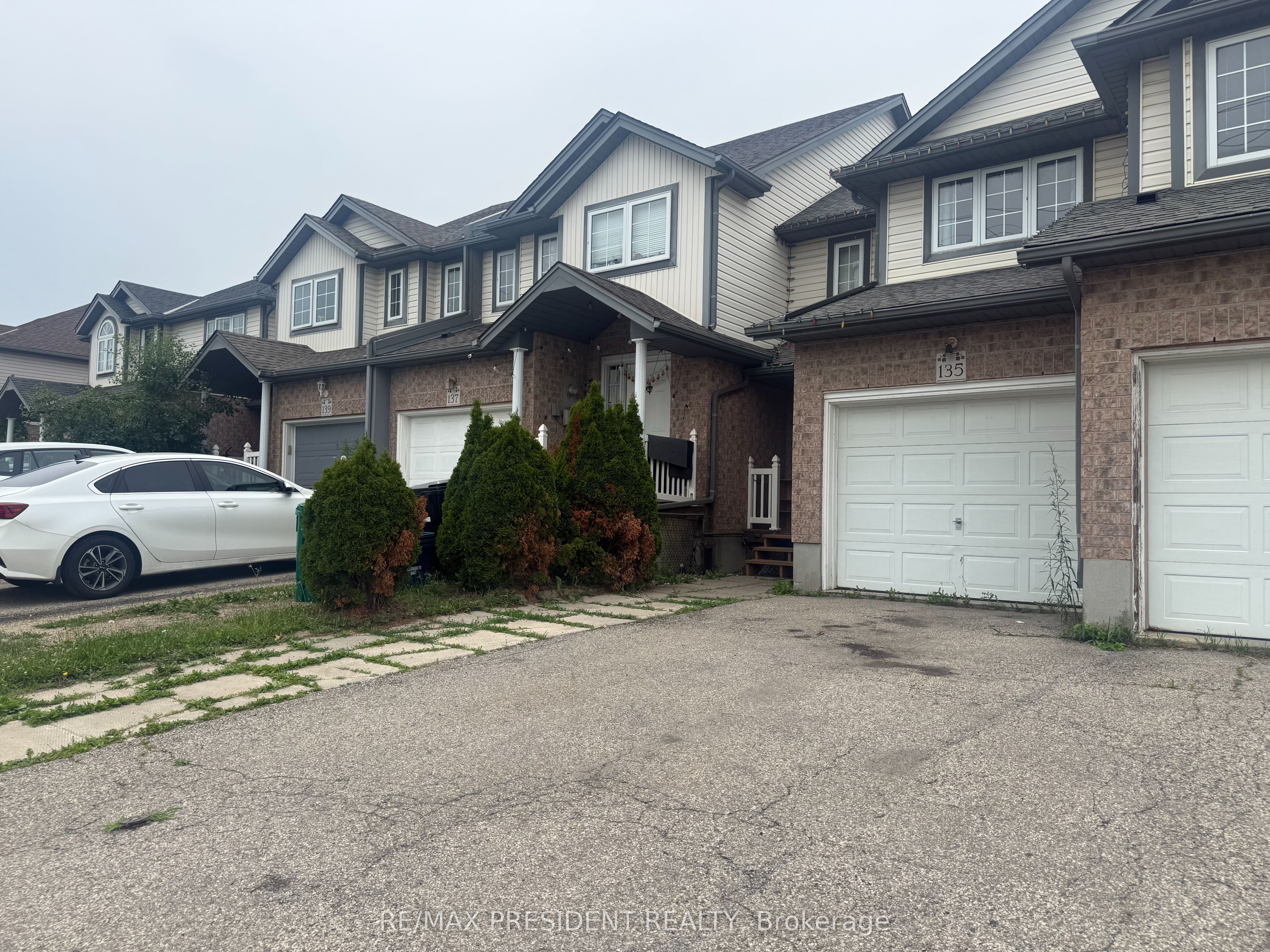135 Activa Avenue, Kitchener, ON N2E 3T3 photo 2