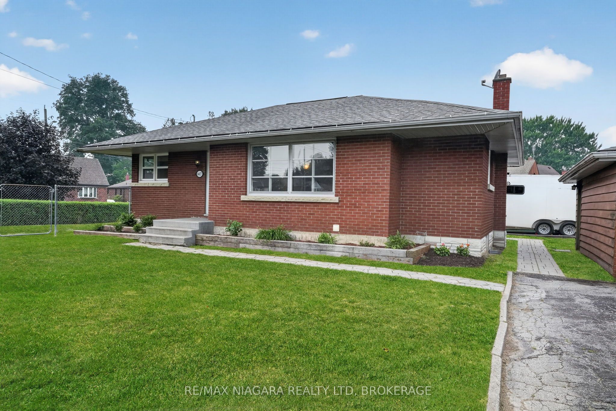 6427 Carlton Avenue, Niagara Falls, ON L2G 5K1 photo 3