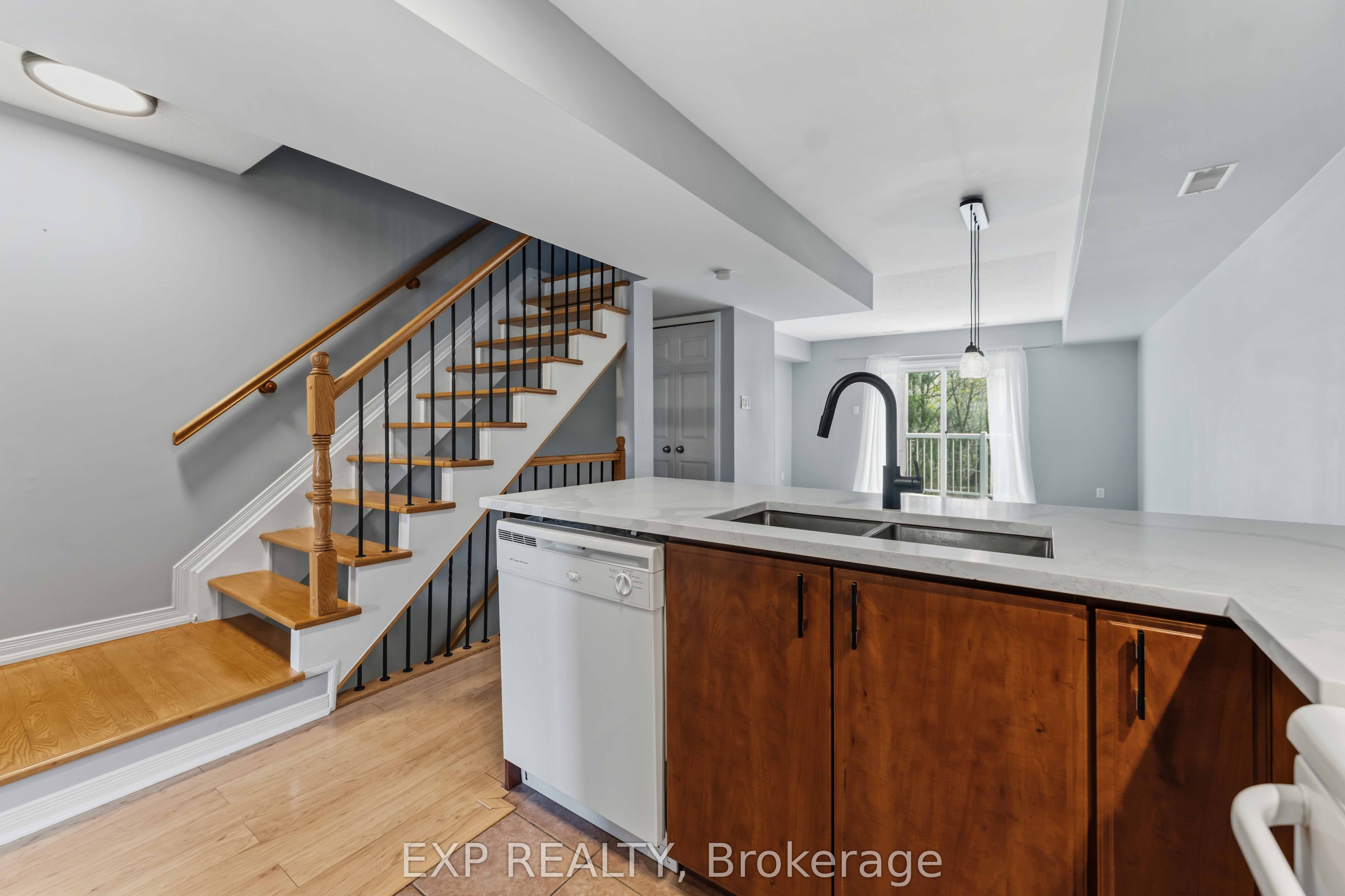 81 Strathaven Private, Cyrville - Carson Grove - Pineview, ON K1J 1K7 photo 3