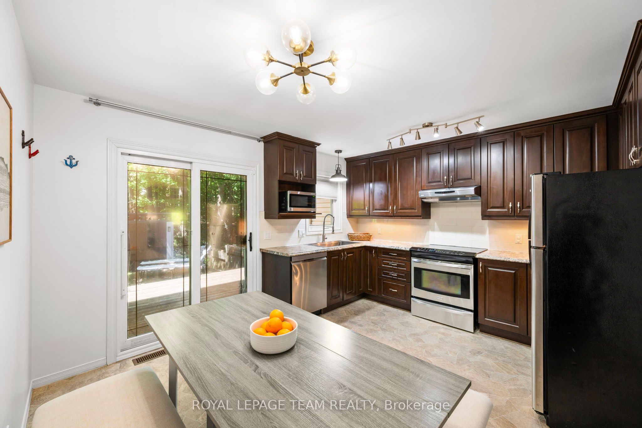 212 Provender Avenue, Manor Park - Cardinal Glen and Area, ON K1K 4N7 photo 3