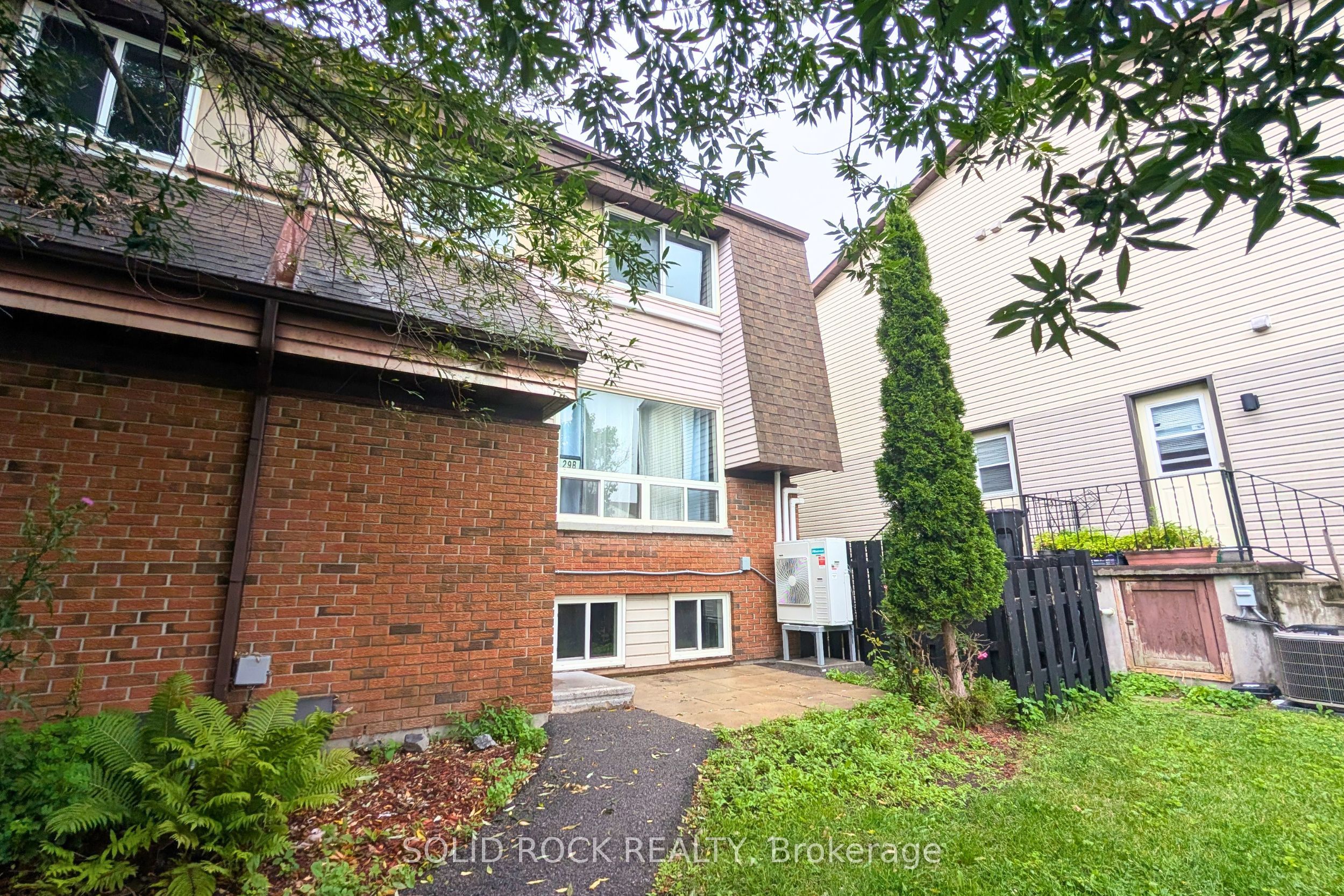 29 Woodvale Green Drive B, South of Baseline to Knoxdale, ON K2G 4H3