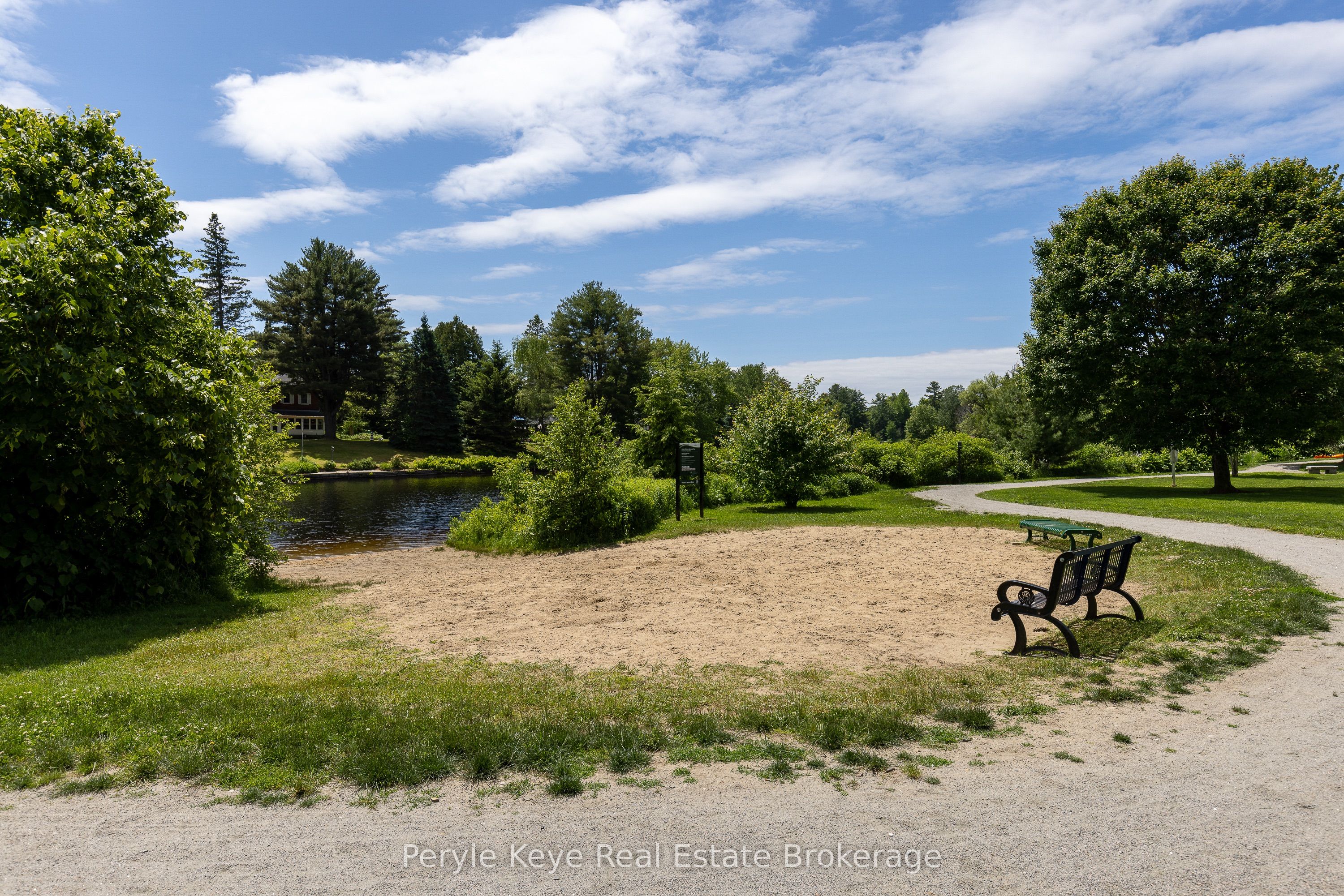 16 LEEDS Court, Bracebridge, ON P1L 0B7 photo 4