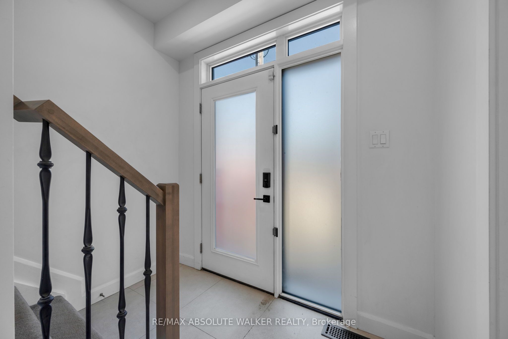 10 Chapleau Avenue A, Vanier and Kingsview Park, ON K1M 1E3 photo 3