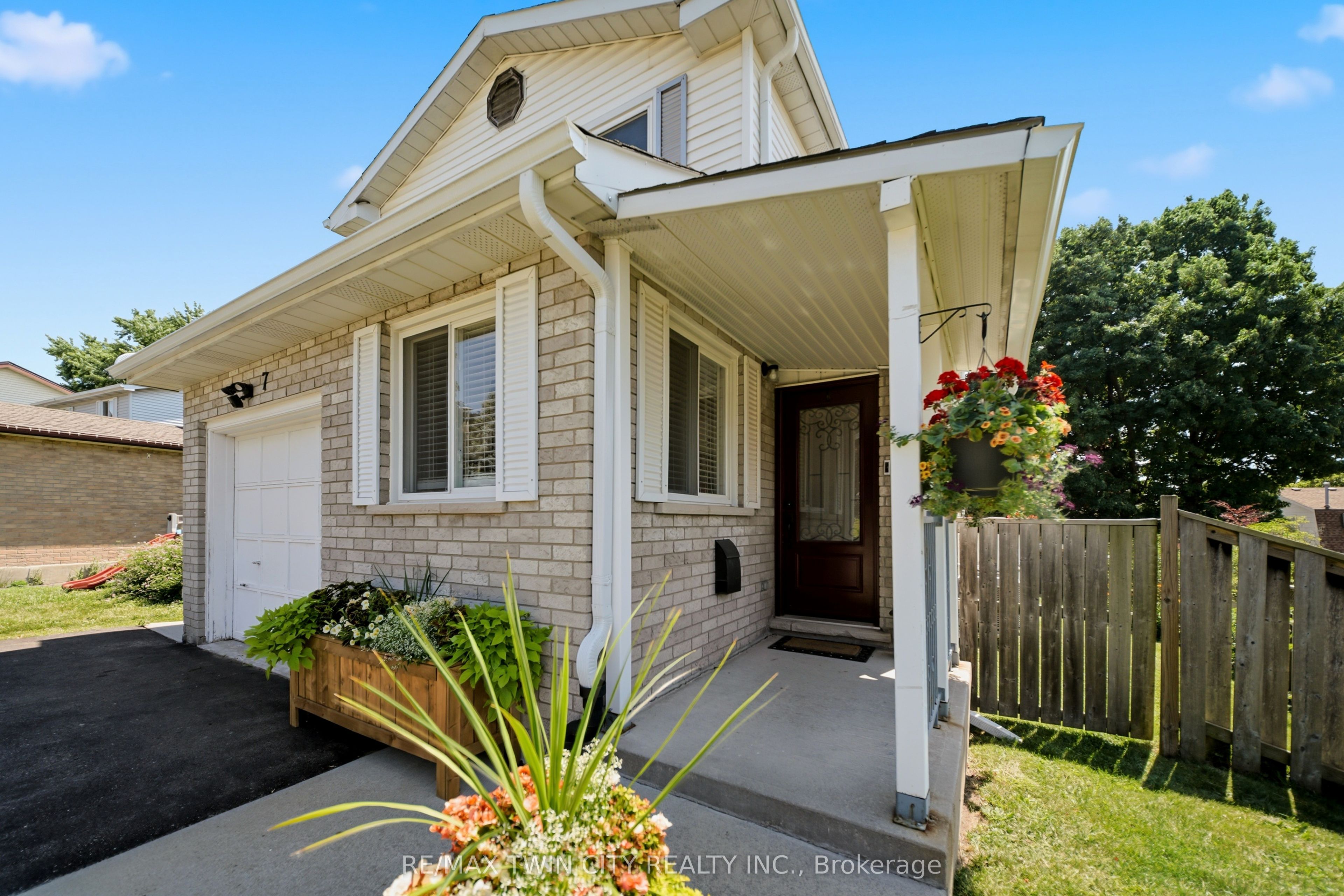 7 Glendan Court, Cambridge, ON N1R 7N4 photo 2