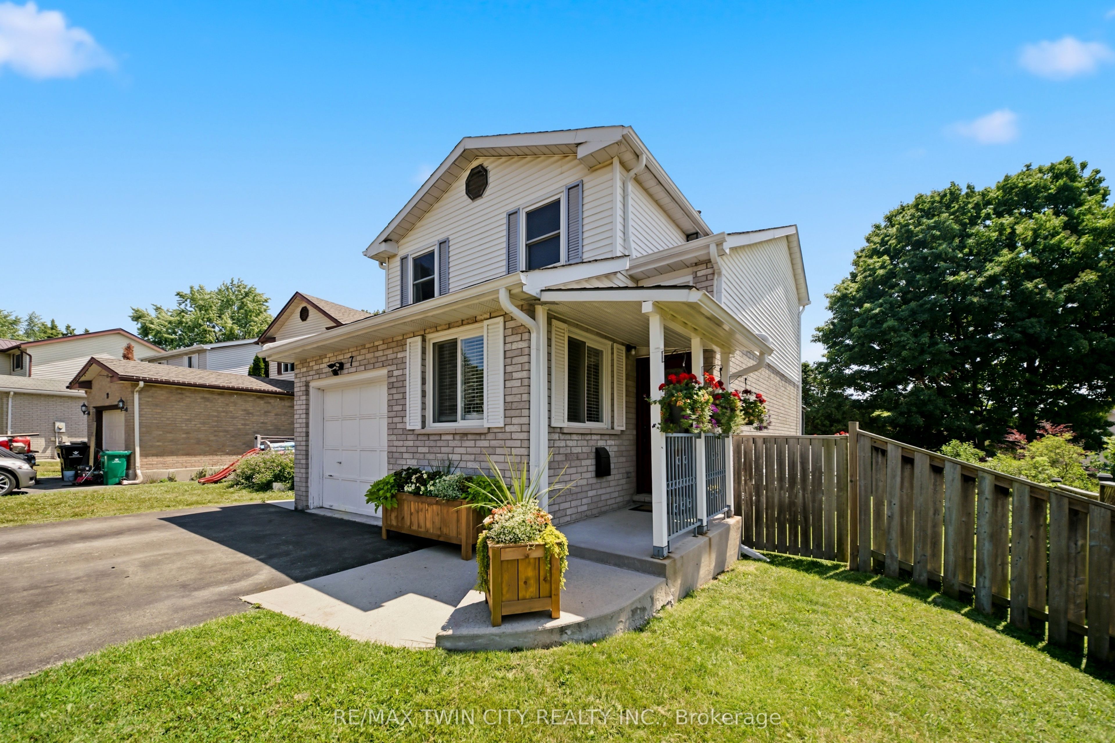 7 Glendan Court, Cambridge, ON N1R 7N4 photo 3