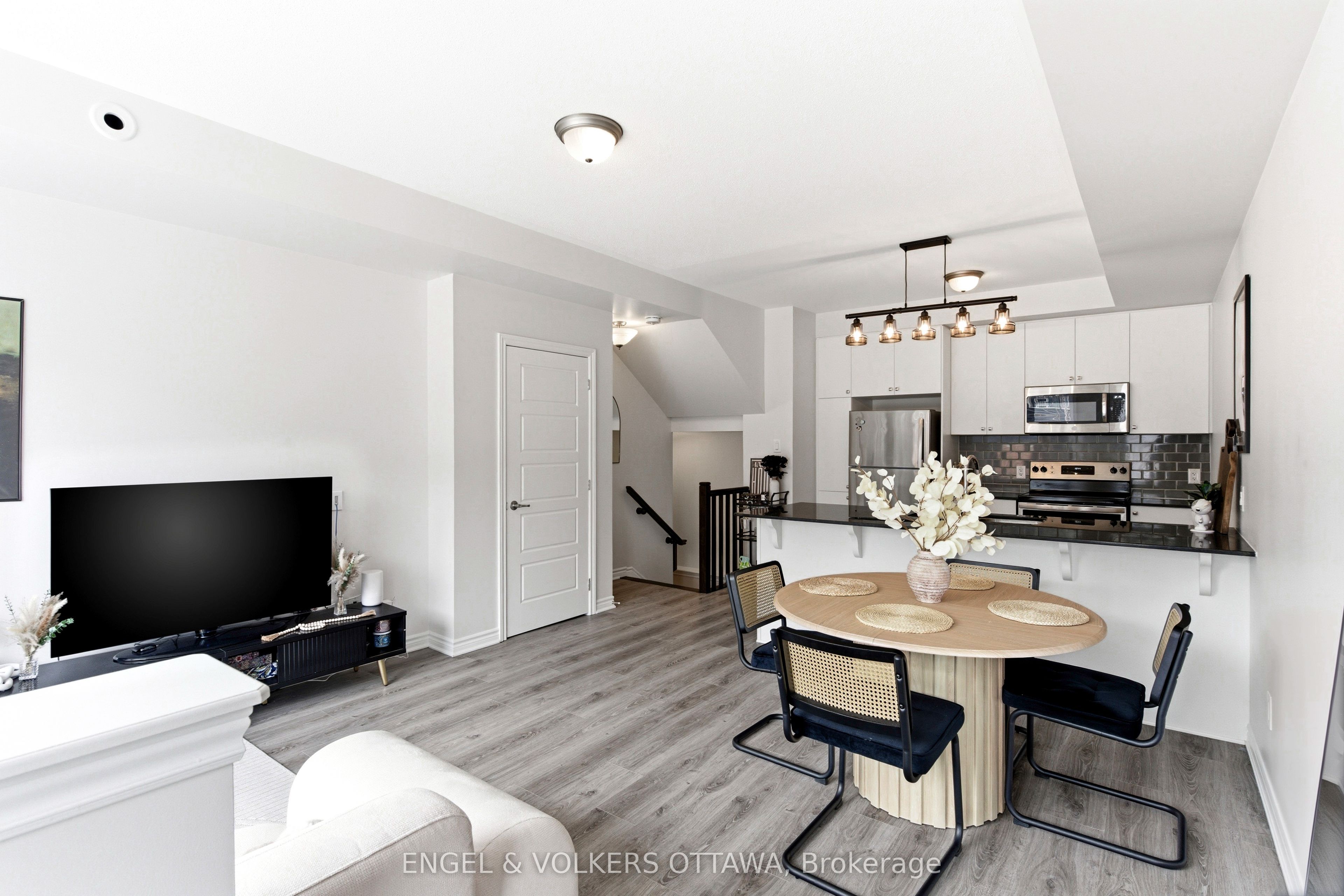 808 Kiniw Private, Manor Park - Cardinal Glen and Area, ON K1K 5A4 photo 5