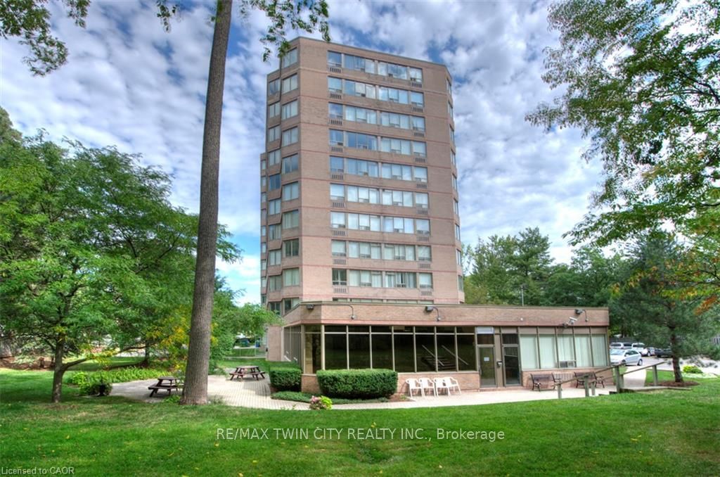 3227 KING Street E, Kitchener, ON N2A 3Z9 photo 2