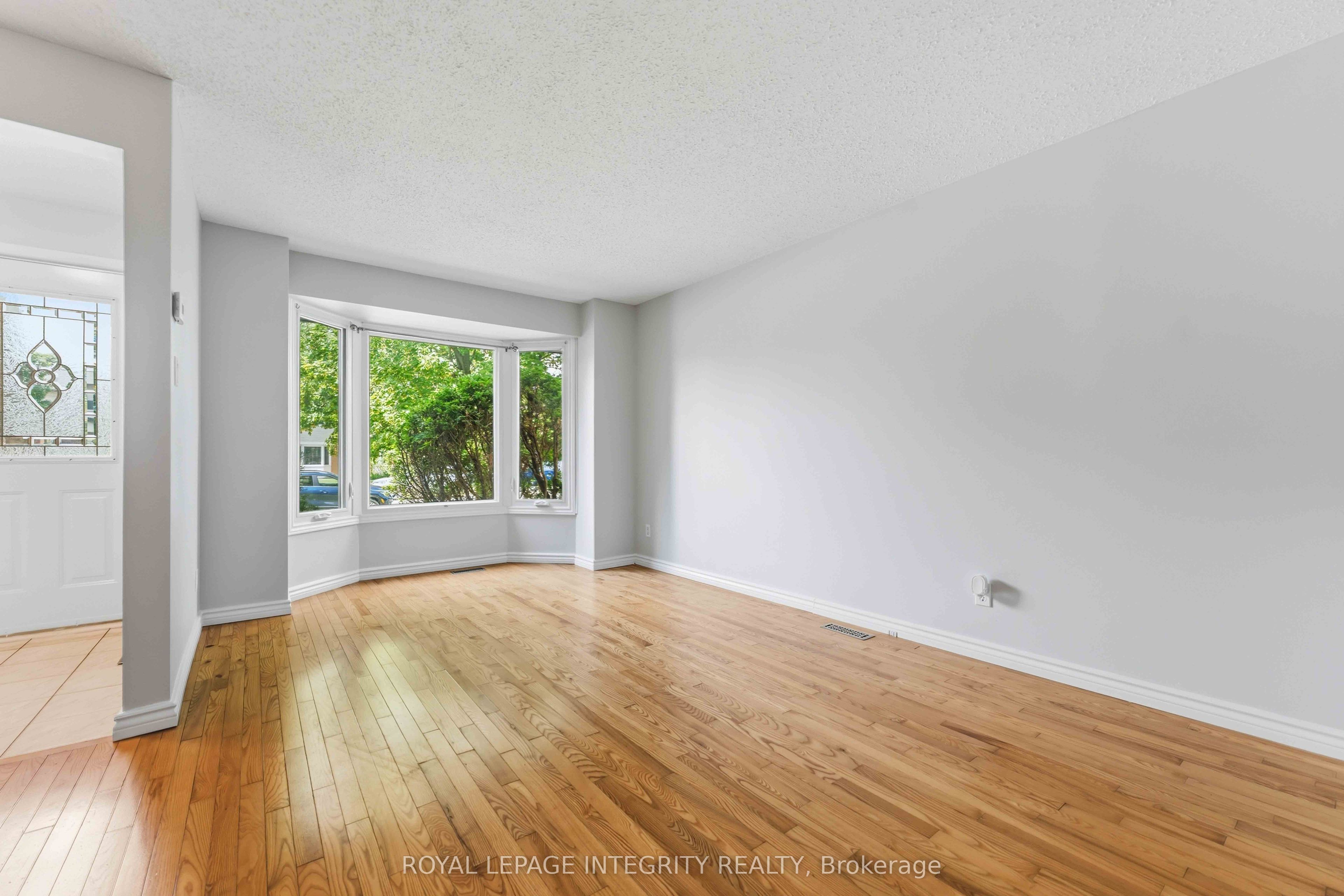 1455 Bradshaw Crescent, Cyrville - Carson Grove - Pineview, ON K1B 5G1 photo 3