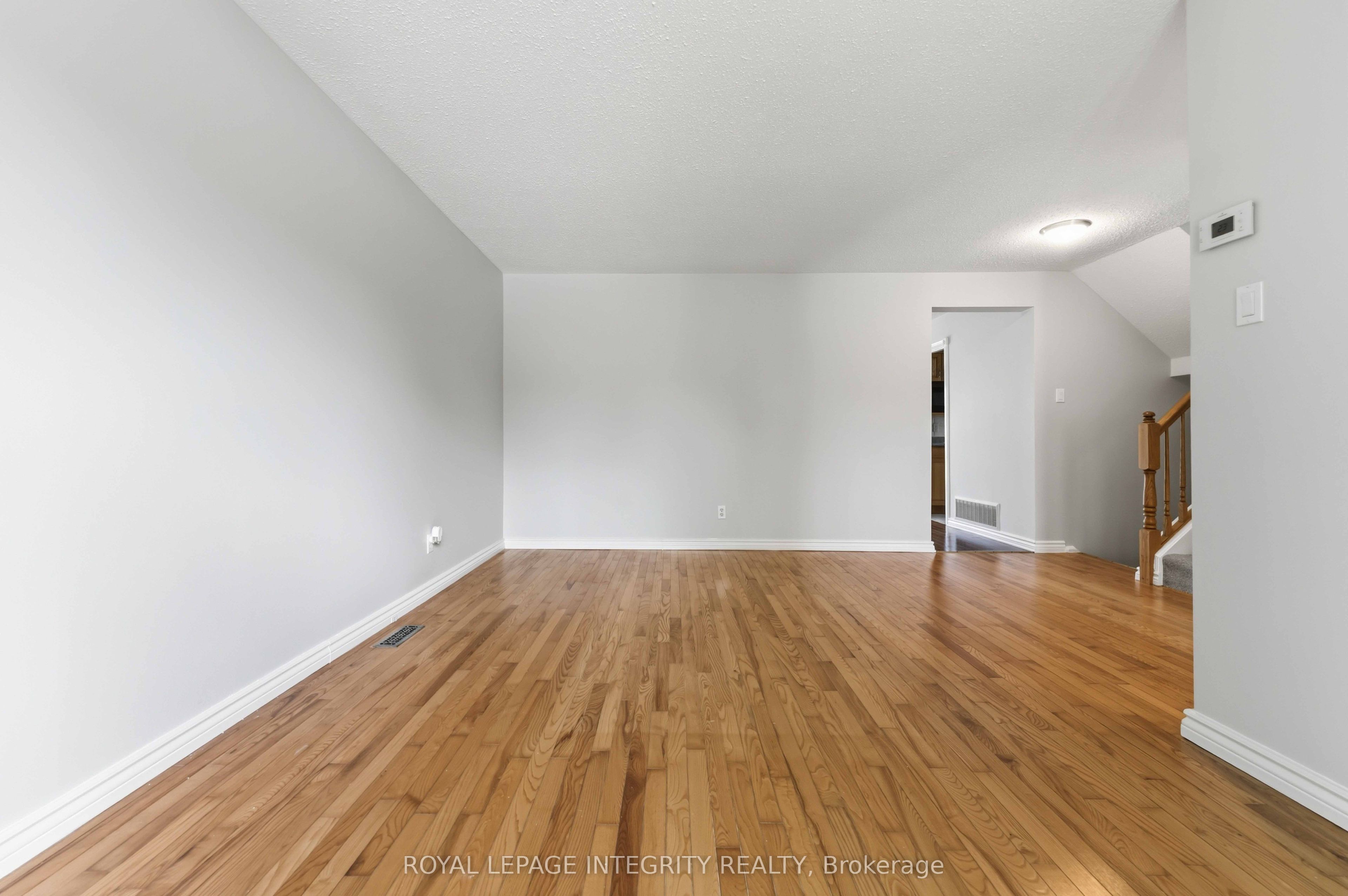 1455 Bradshaw Crescent, Cyrville - Carson Grove - Pineview, ON K1B 5G1 photo 4