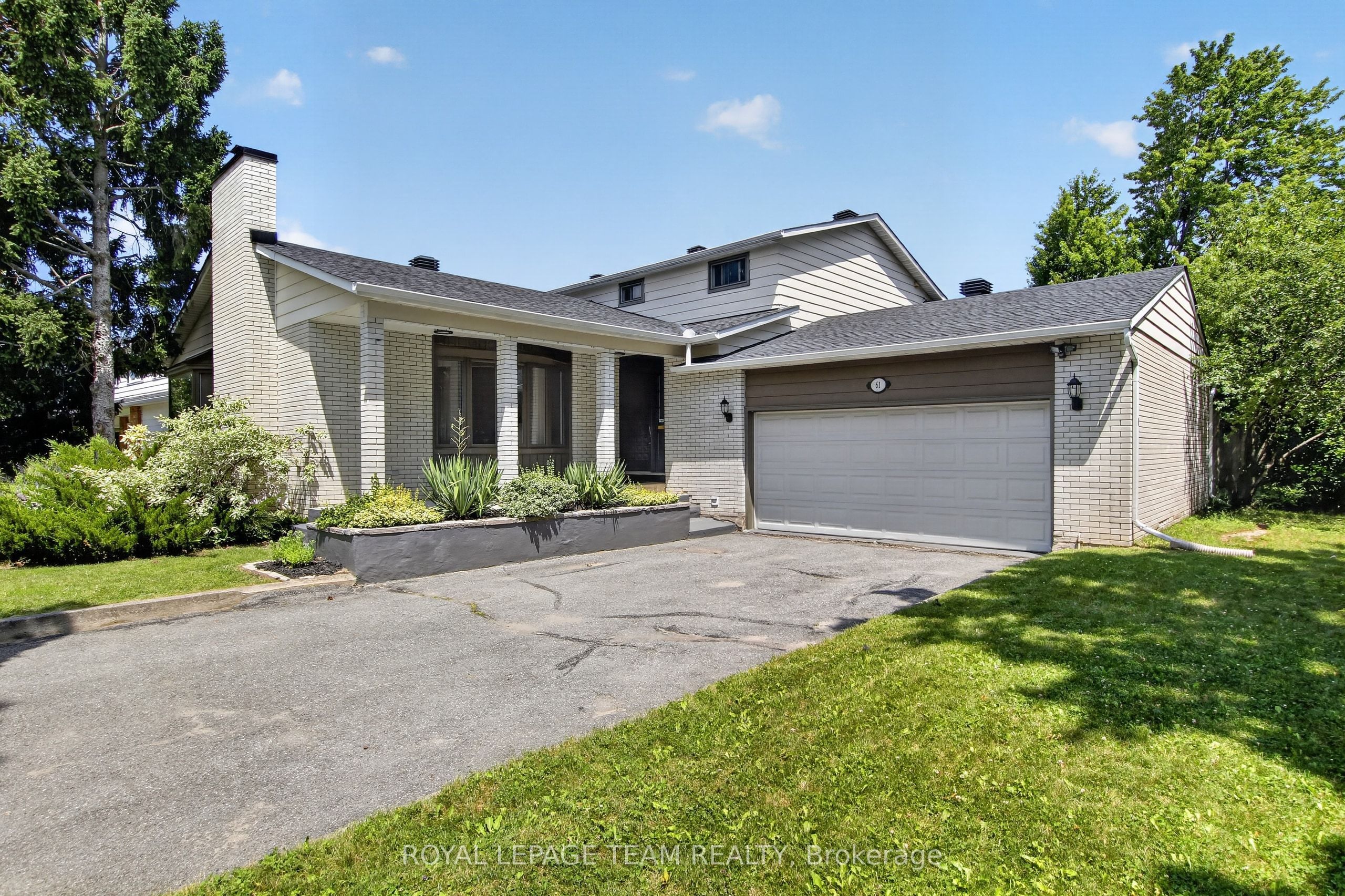 61 Amberwood Crescent, Country Place - Pineglen - Crestview and Area, ON K2E 7C2