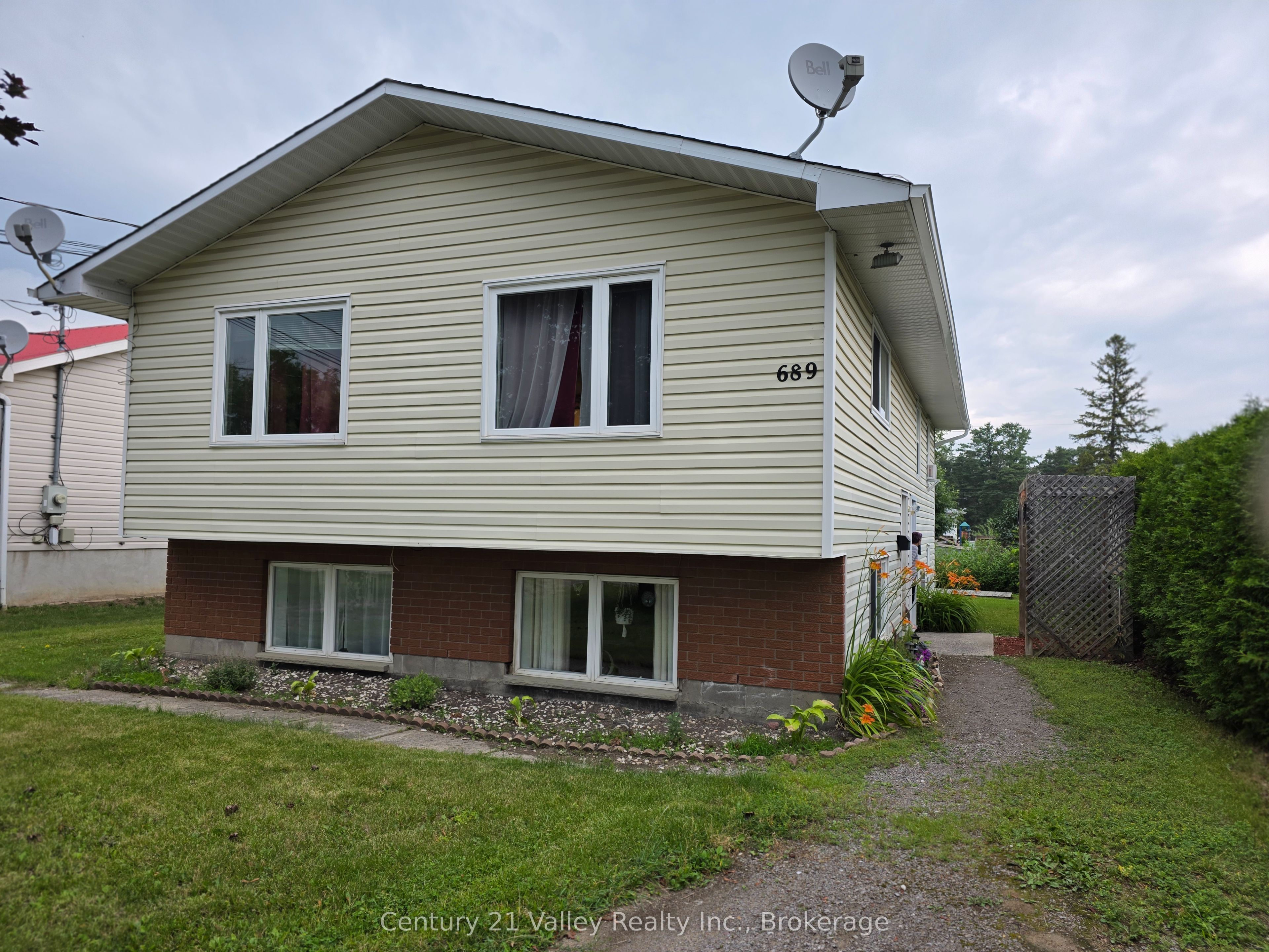 689 Fourth Street, Renfrew, ON K7V 1H2 photo 2