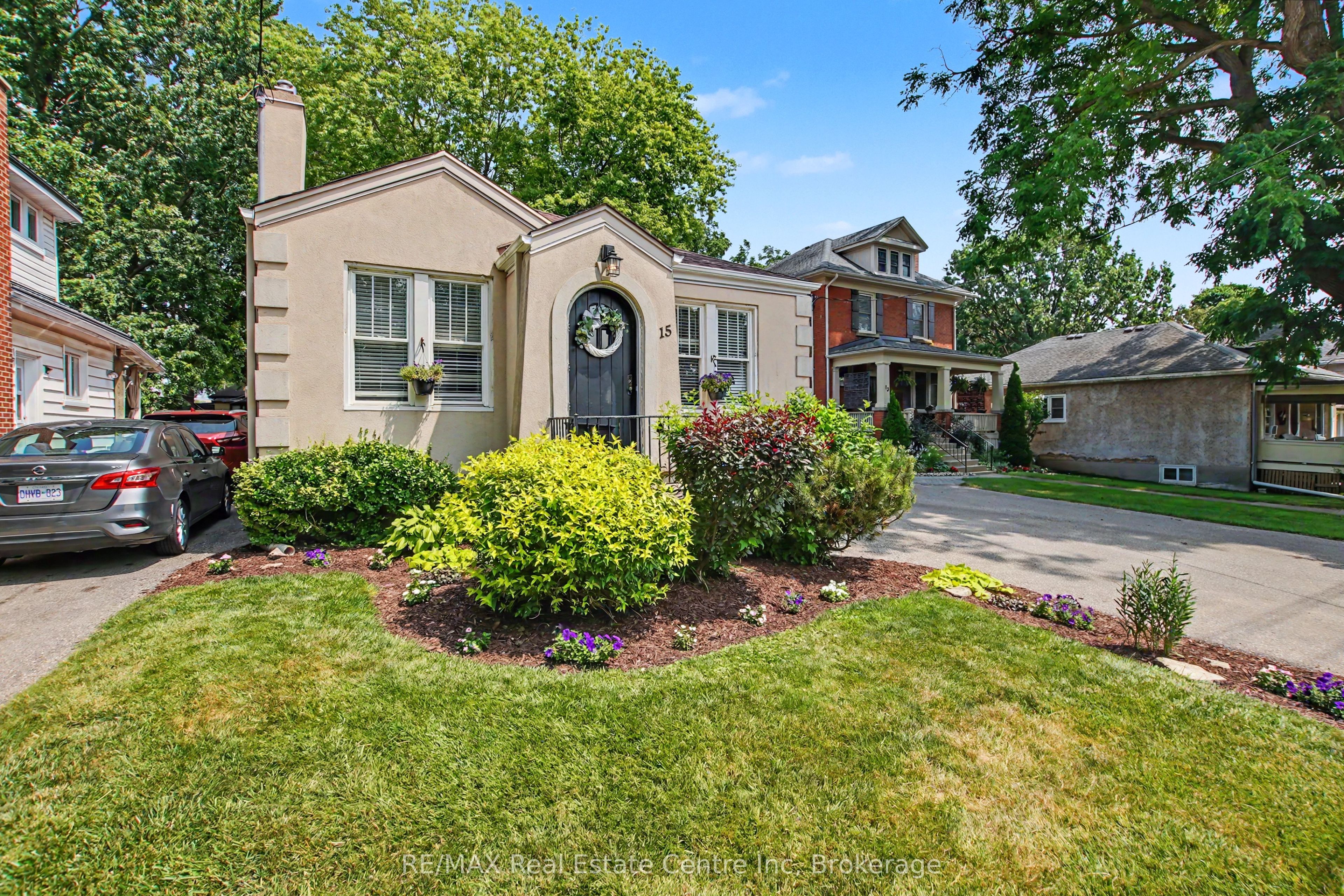 15 Elgin Street N, Cambridge, ON N1R 5G8 photo 2