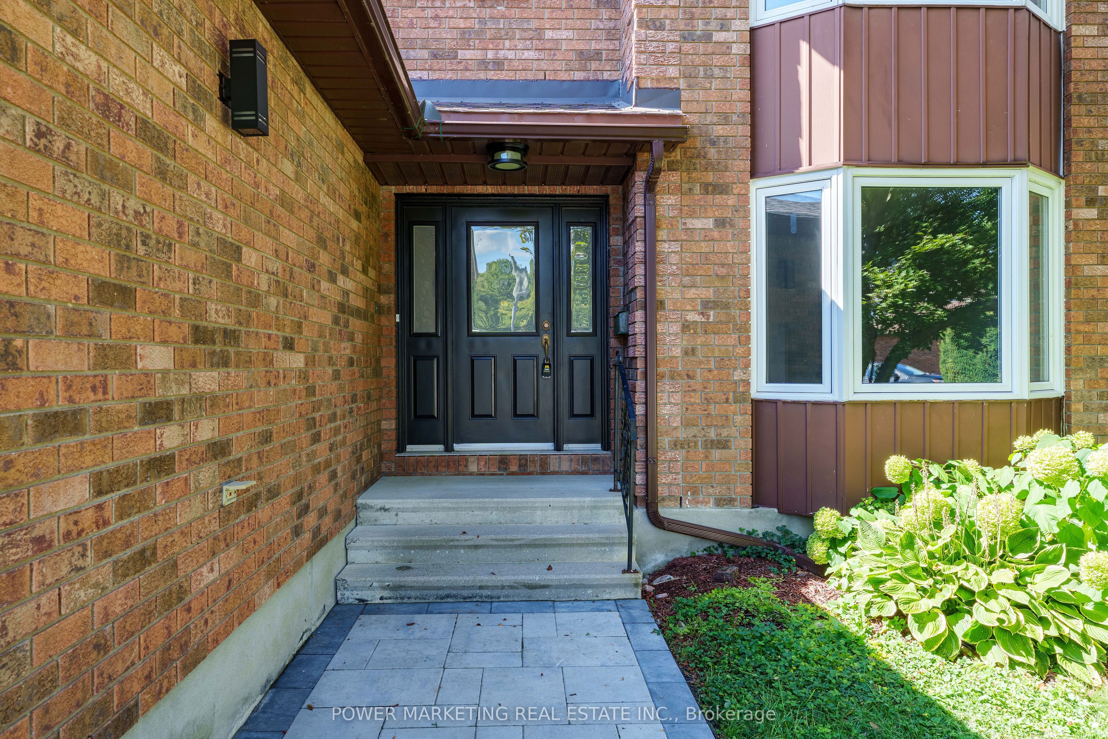 5722 KEMPLANE Court, Blackburn Hamlet, ON K1W 1B8 photo 3