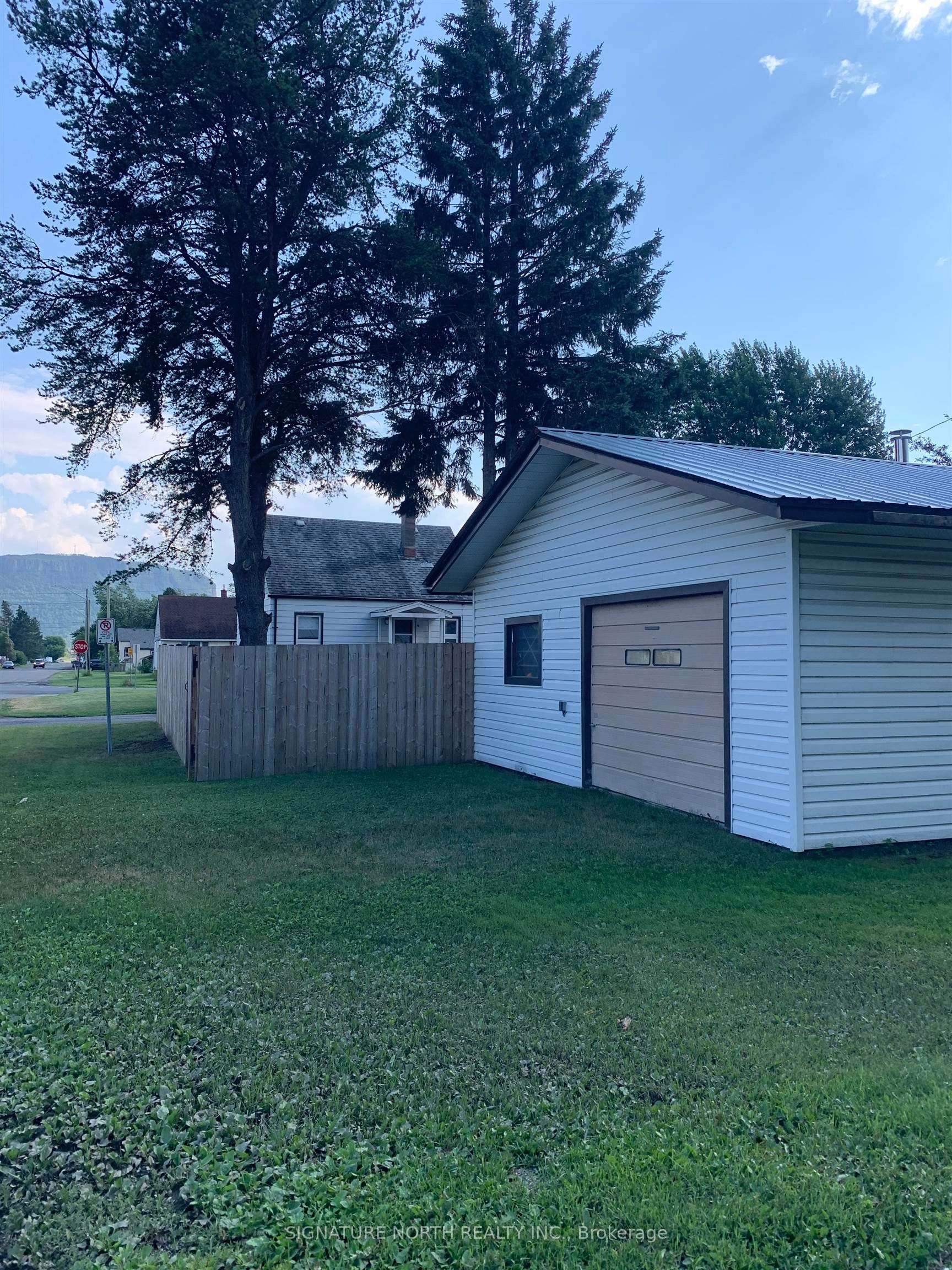 401 Christina Street W, Thunder Bay, ON P7E 4P9 photo 3