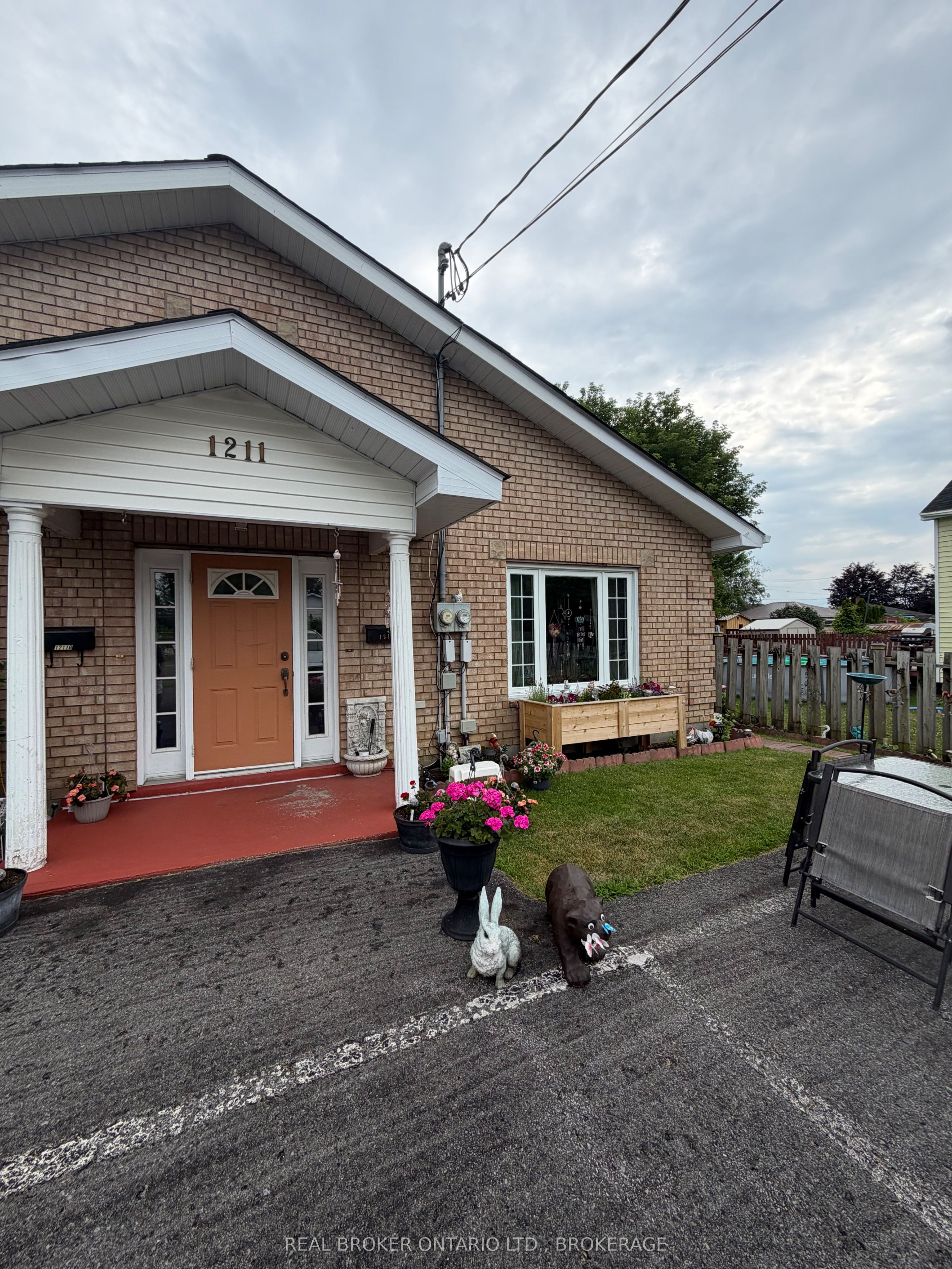 1211A-1211B Notre Dame Street, Cornwall, ON K6J 4Y7 photo 2