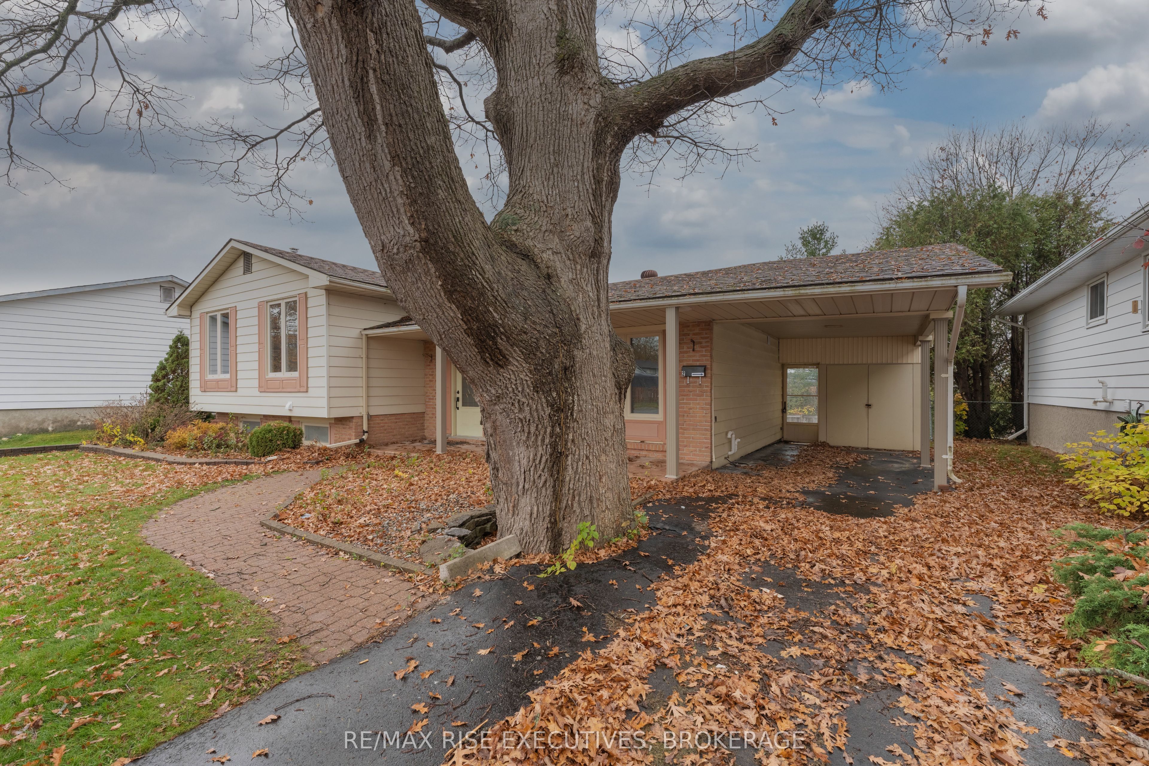 811 Overlea Court 2, Kingston, ON K7M 6Z8