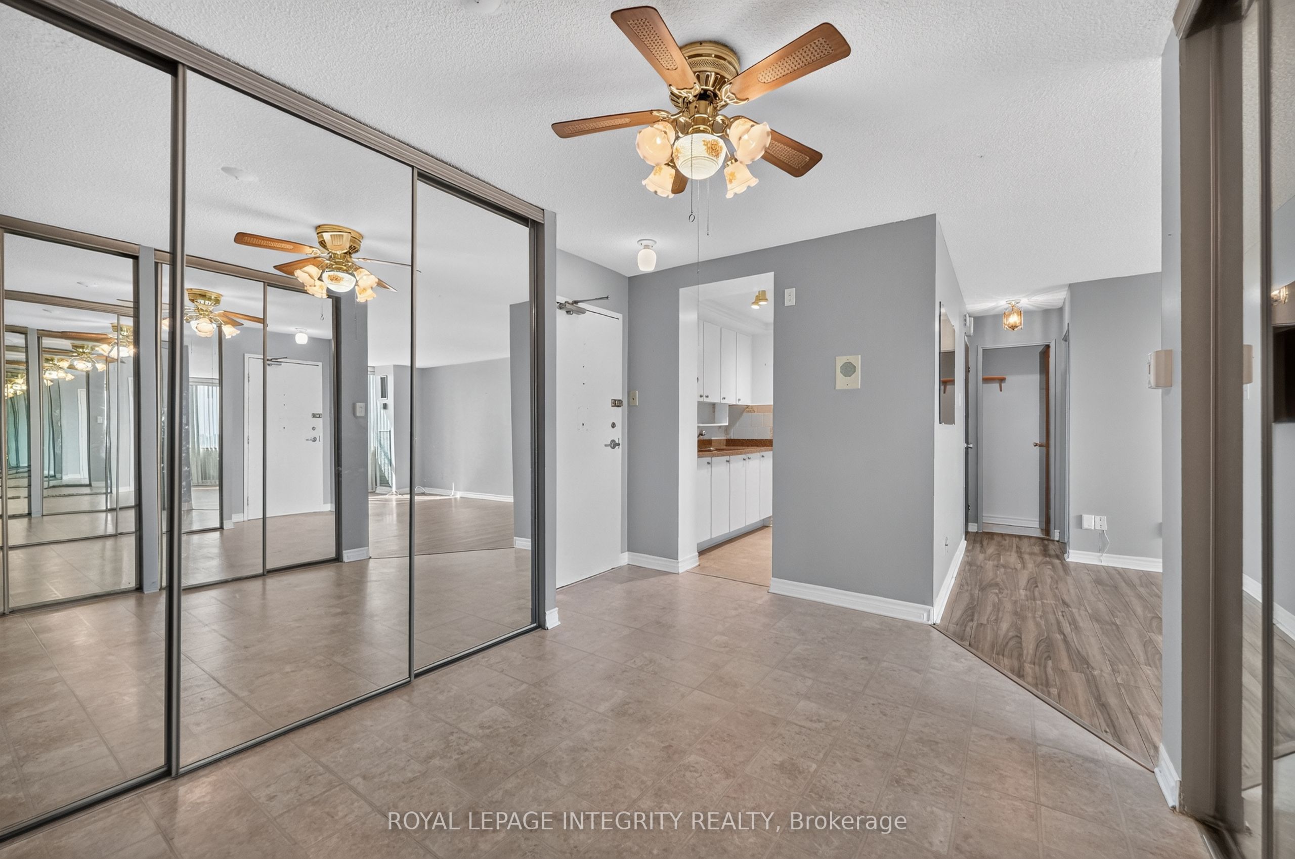 555 Brittany Drive PH8, Manor Park - Cardinal Glen and Area, ON K1K 4C5 photo 5
