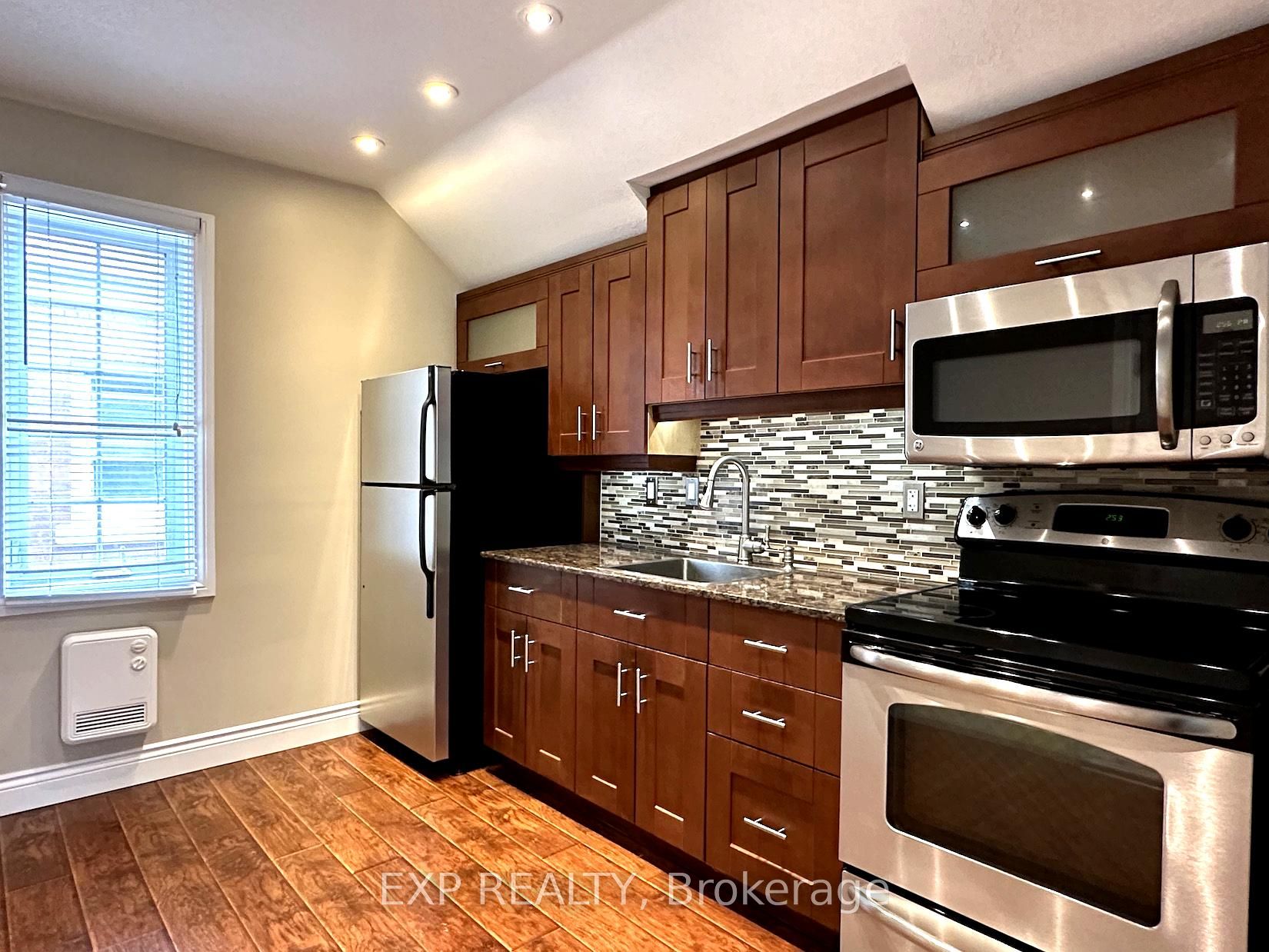 20 Cameron Street N 3, Kitchener, ON N2H 3A1 photo 2
