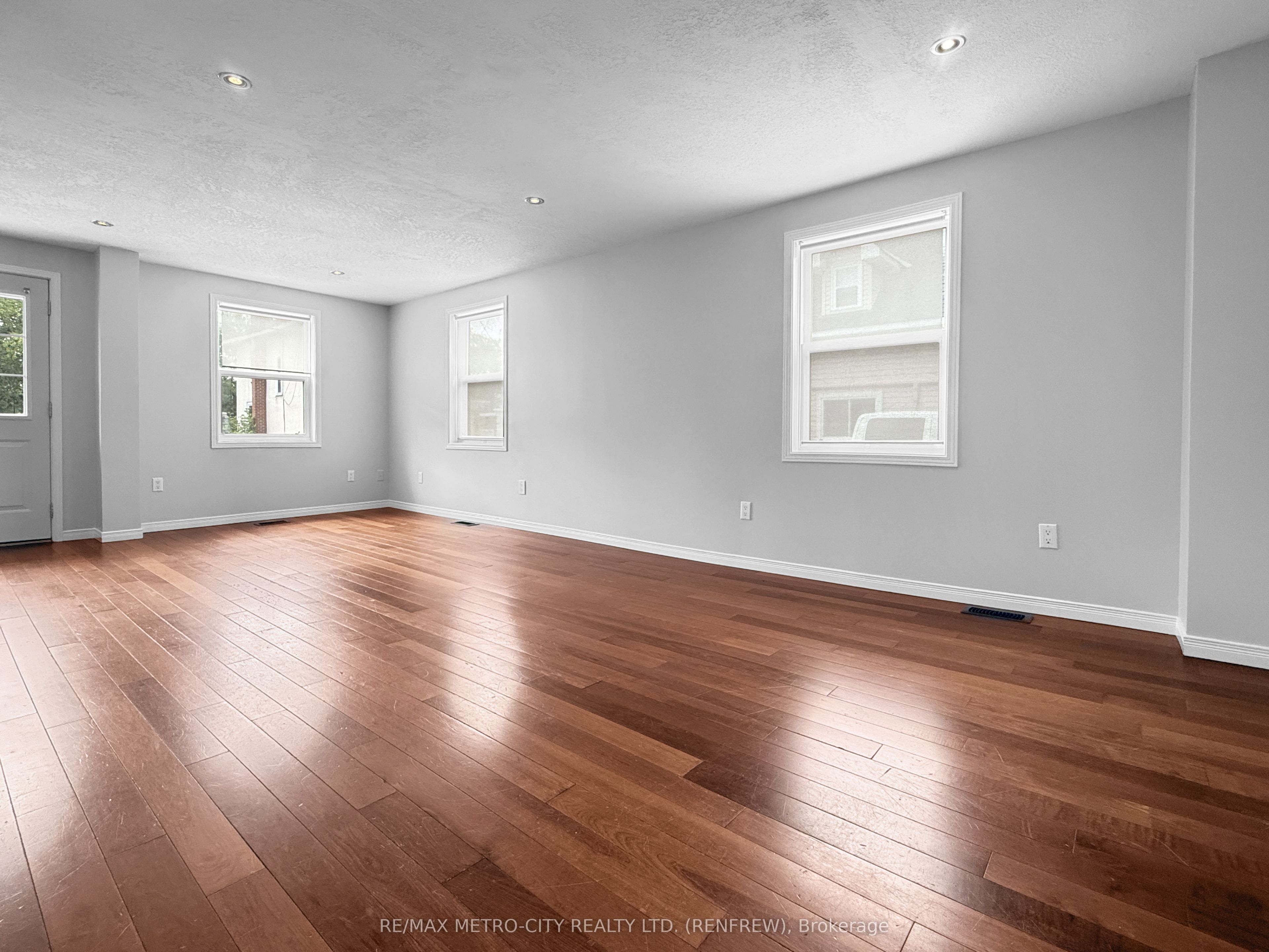 143 Bonnechere Street S, Renfrew, ON K7V 1Z6