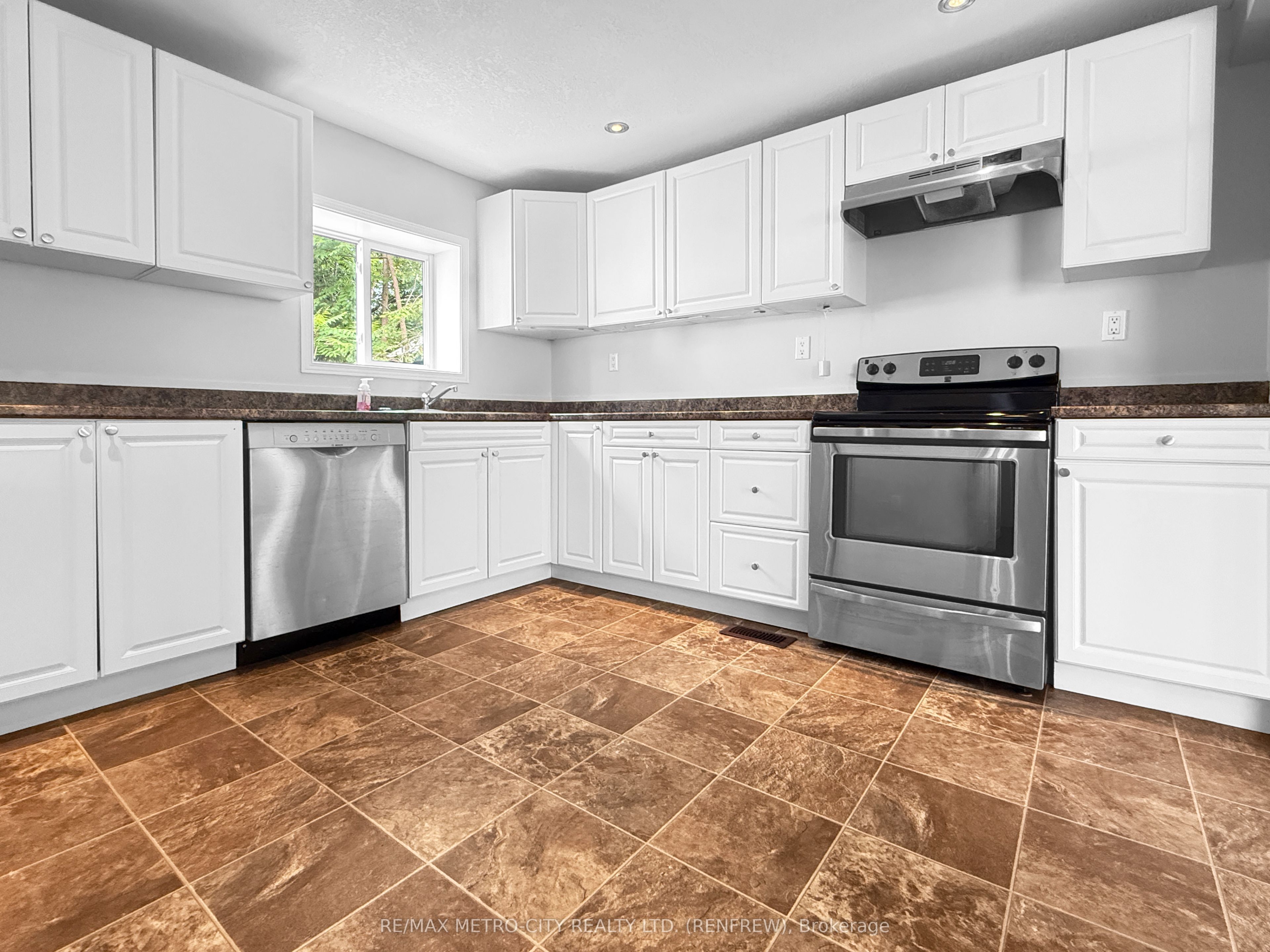 143 Bonnechere Street S, Renfrew, ON K7V 1Z6 photo 4