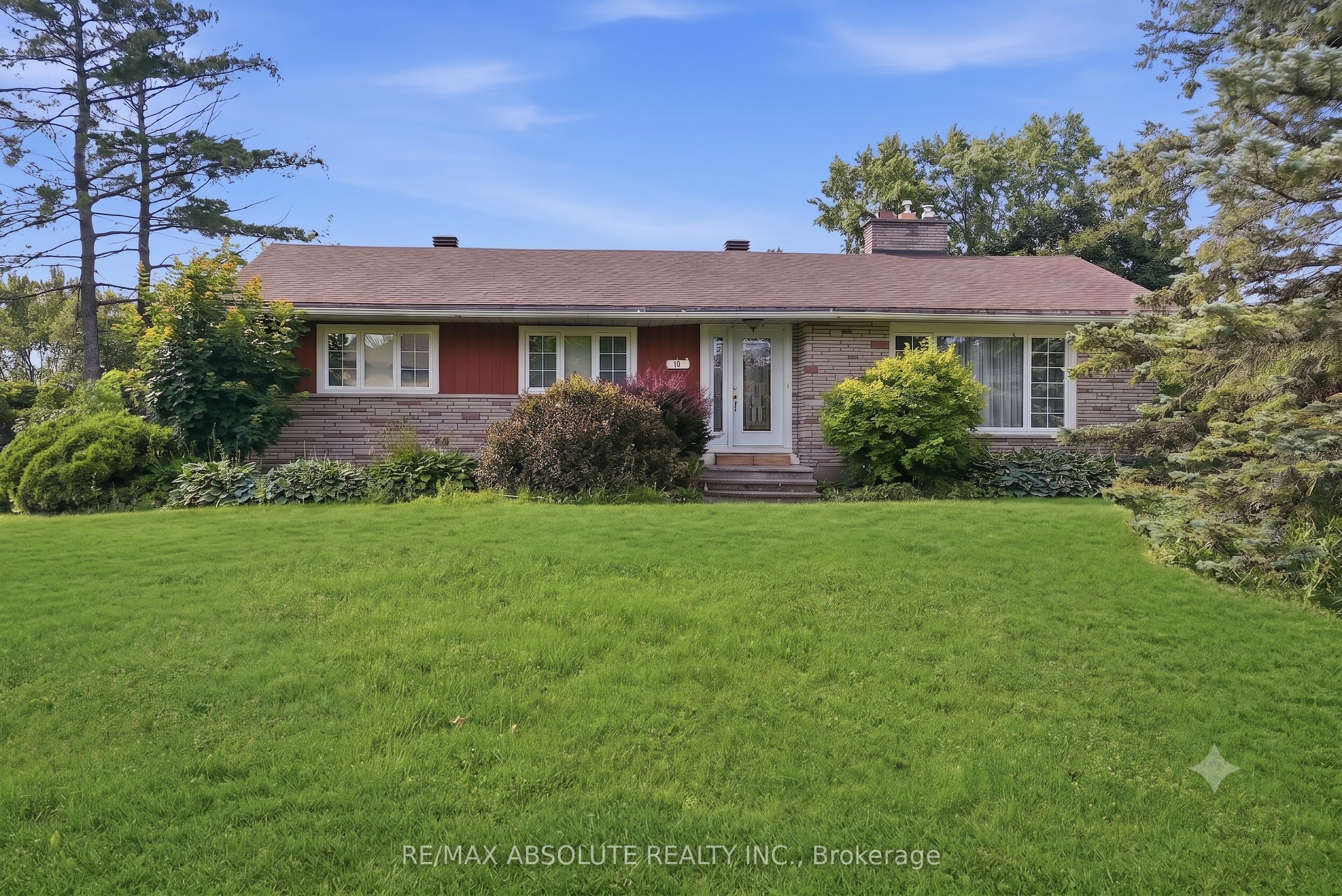 10 Elma Street, Blossom Park - Airport and Area, ON K1T 3W8